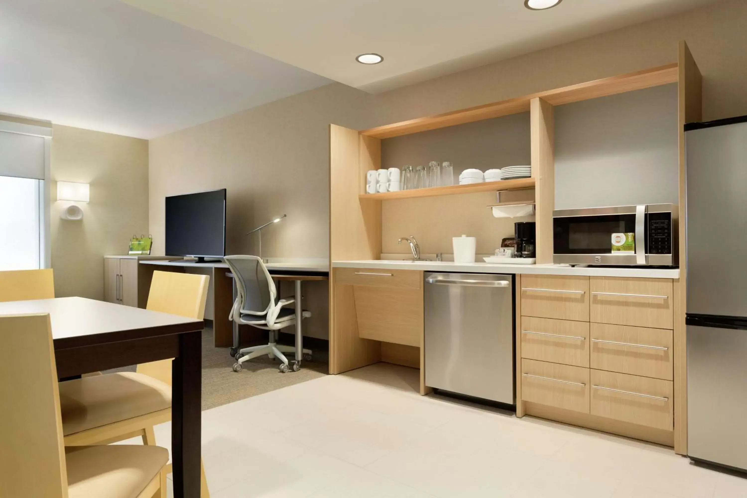 Bedroom, Kitchen/Kitchenette in Home2 Suites By Hilton Richland
