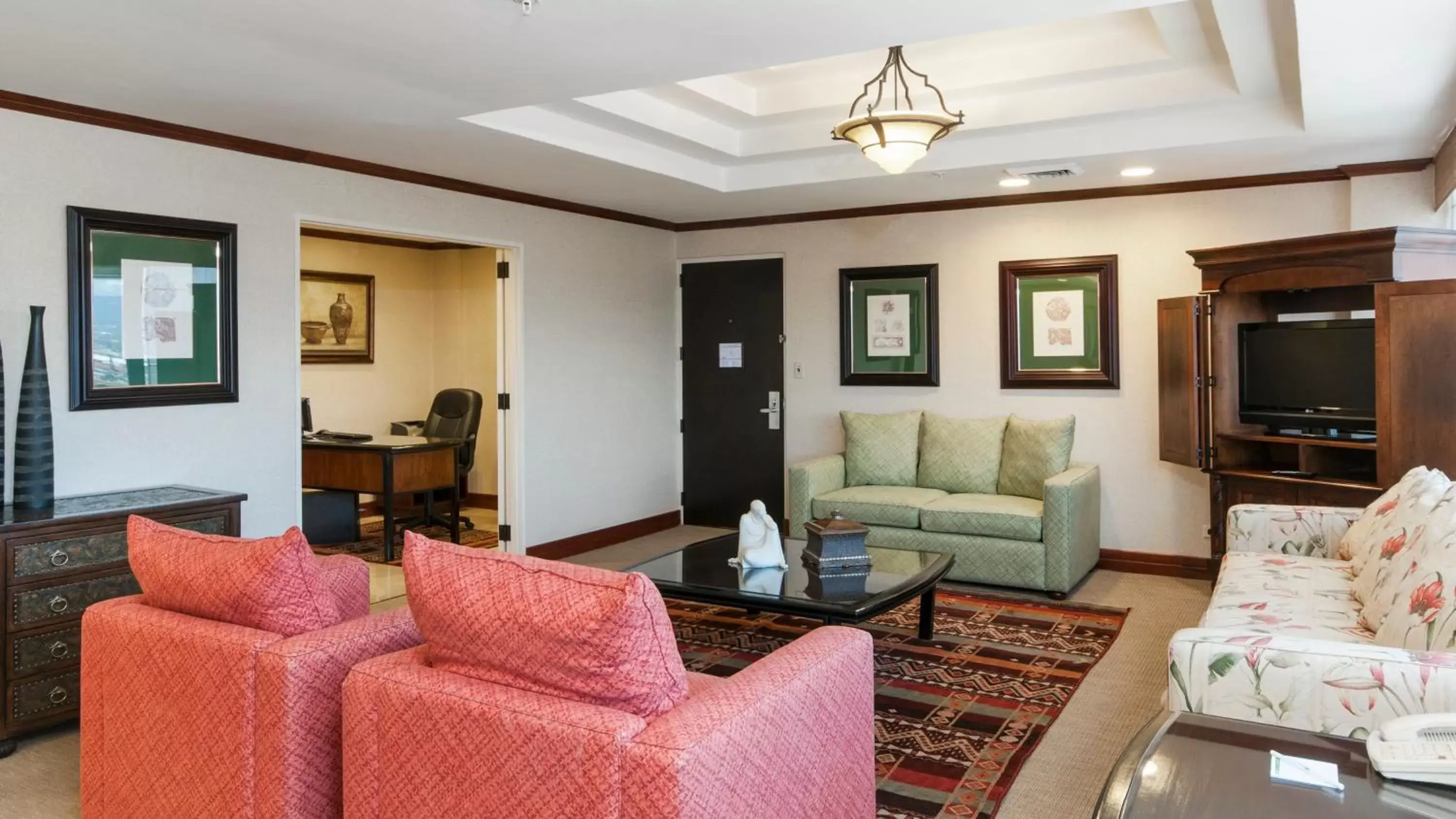 Photo of the whole room, Seating Area in Holiday Inn San Jose Aurola, an IHG Hotel