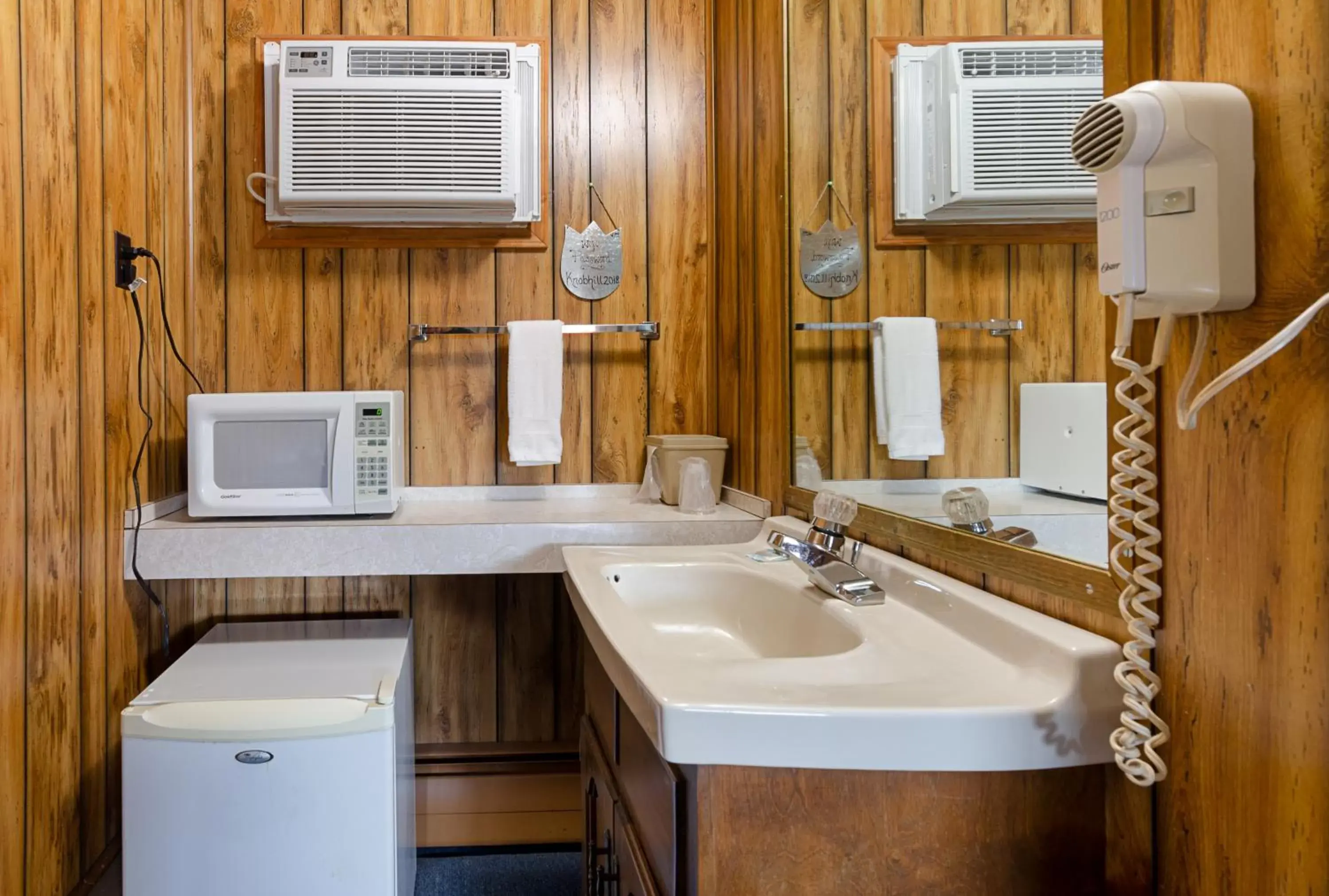 minibar, Bathroom in Knob Hill Motor Lodge