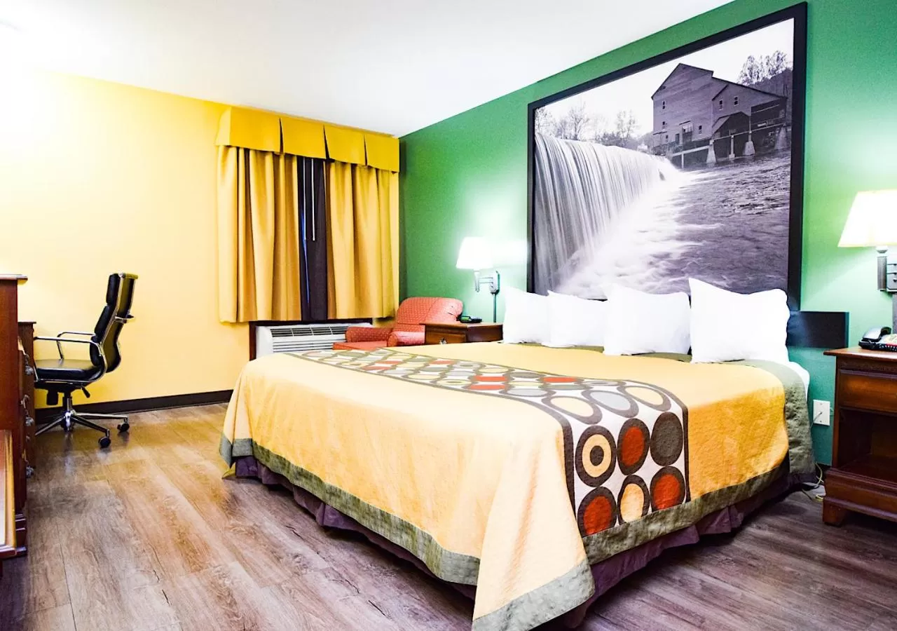 Photo of the whole room, Bed in Super 8 by Wyndham Searcy AR