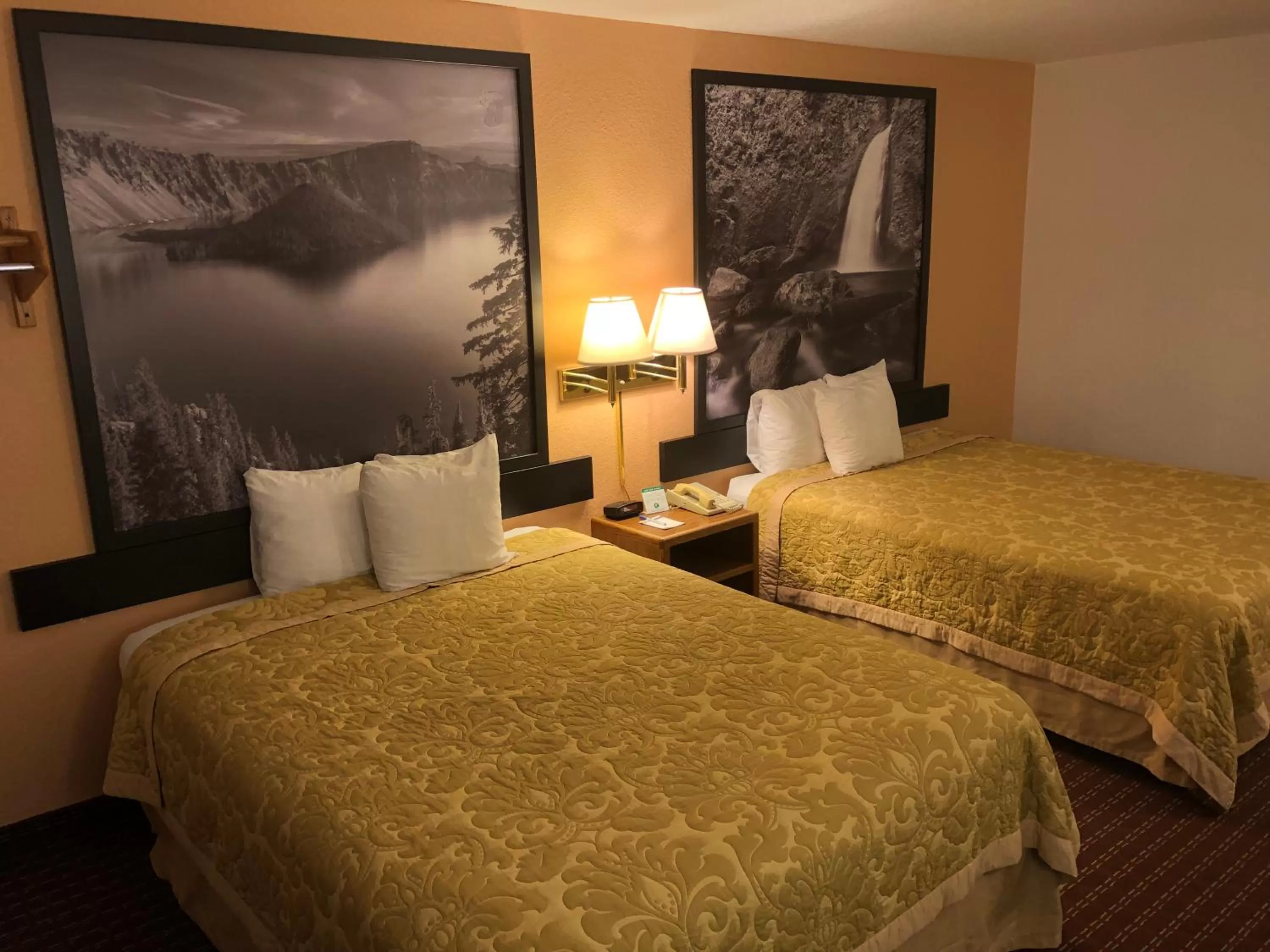 Bedroom, Bed in Super 8 by Wyndham The Dalles OR