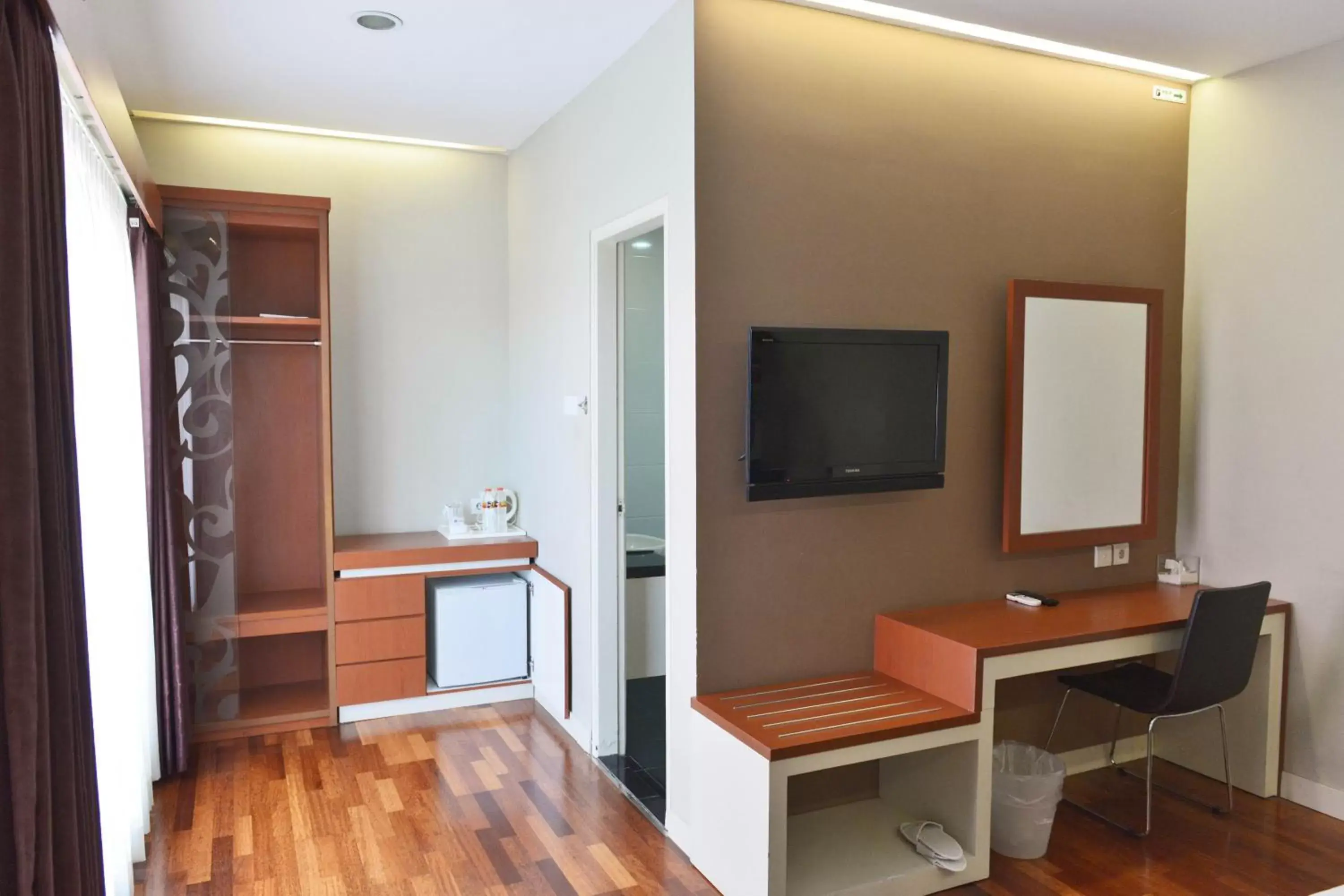 Bedroom, TV/Entertainment Center in Hotel Trio Indah 2