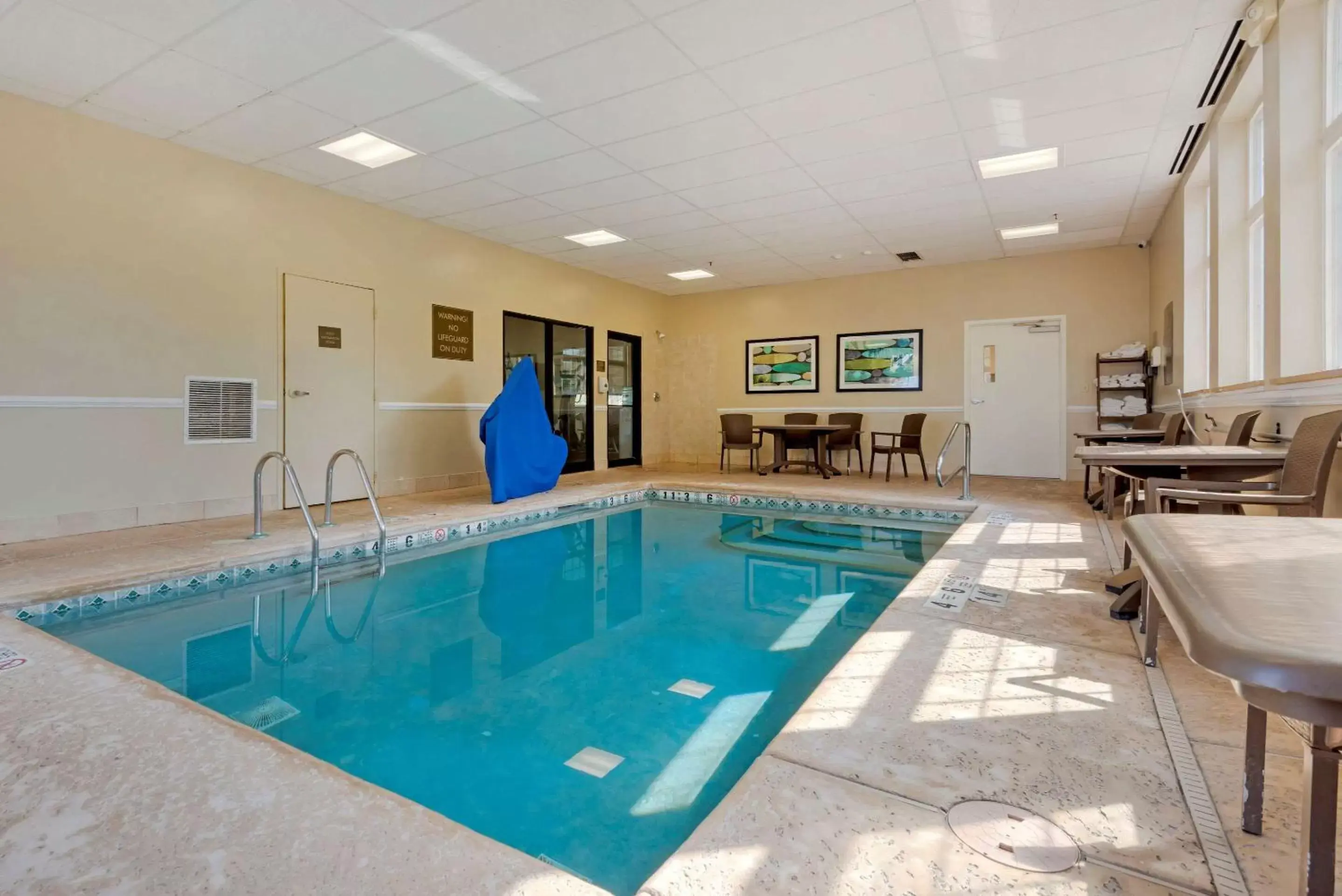 Swimming Pool in Comfort Inn University