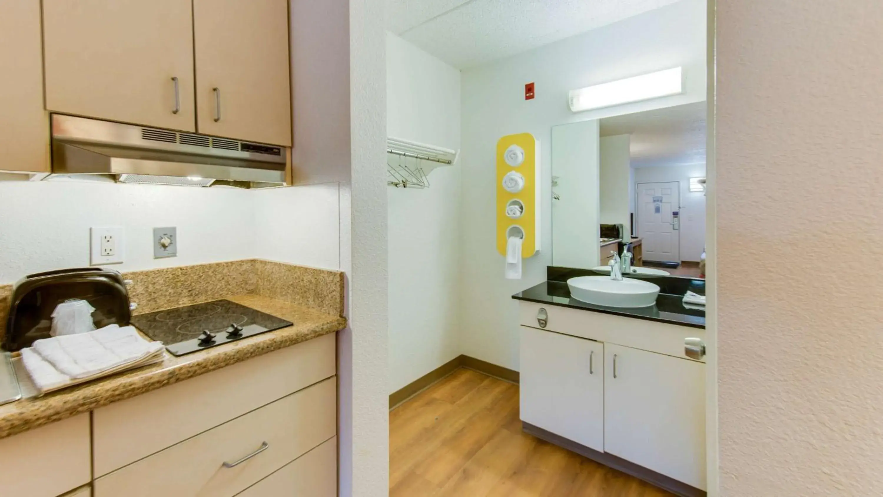 Shower, Kitchen/Kitchenette in Motel 6-Norfolk, VA