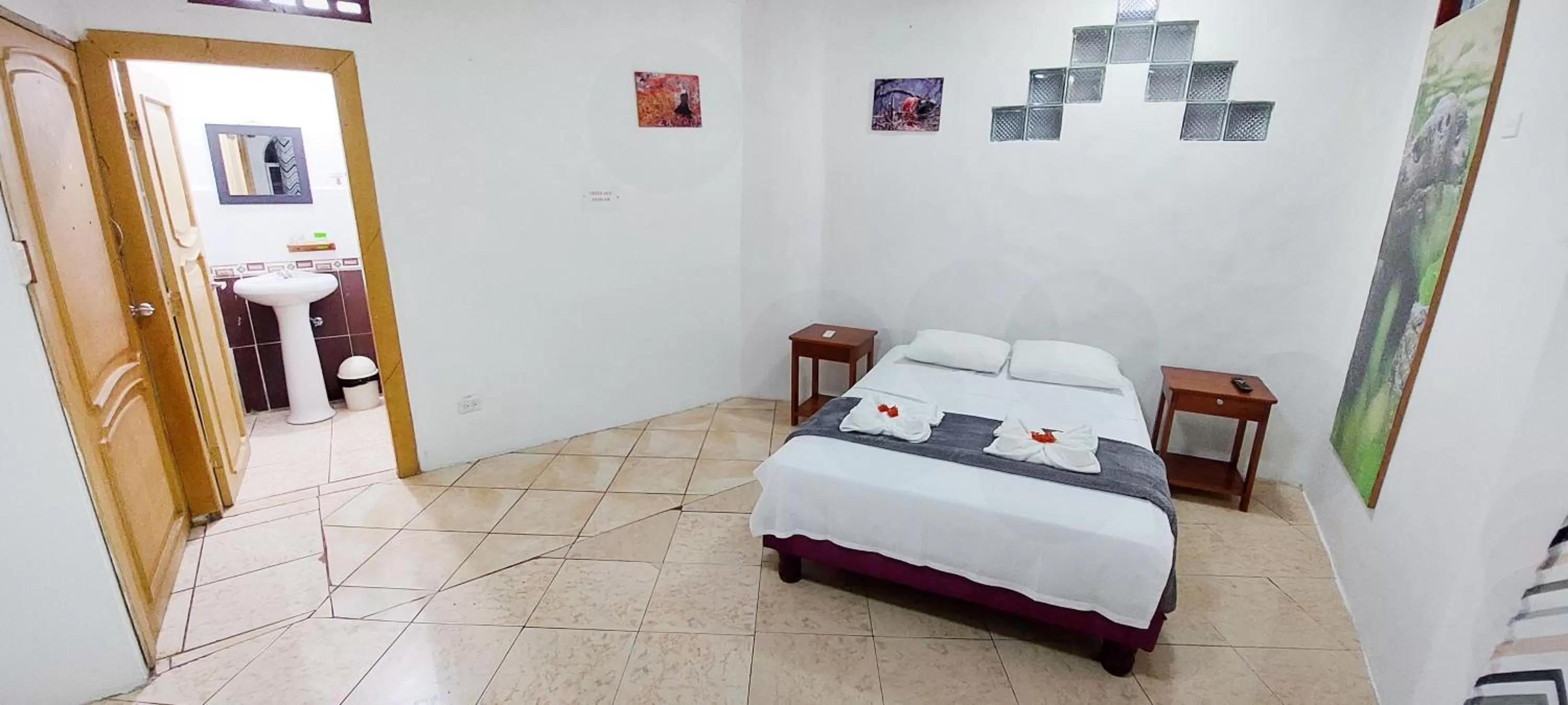 Photo of the whole room, Bed in Hotel Crossman