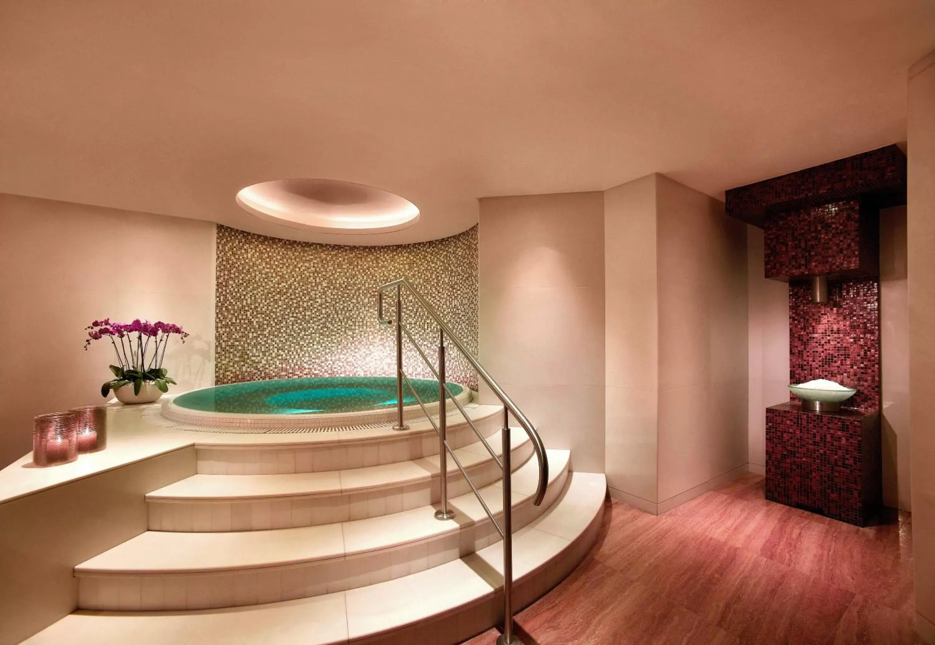 Hot Tub, Swimming Pool in Grand Hyatt Residence