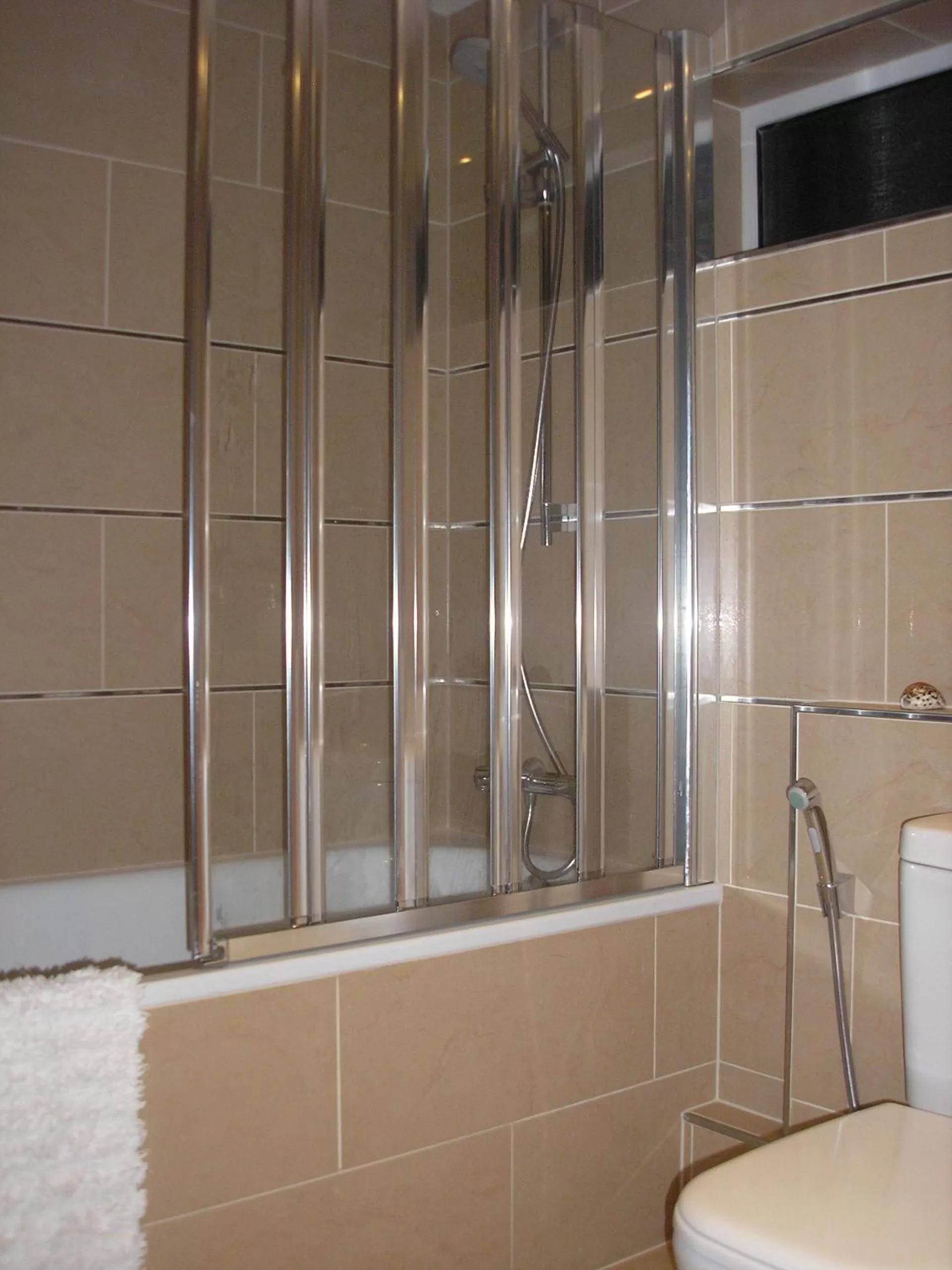 Shower in Woodland Views