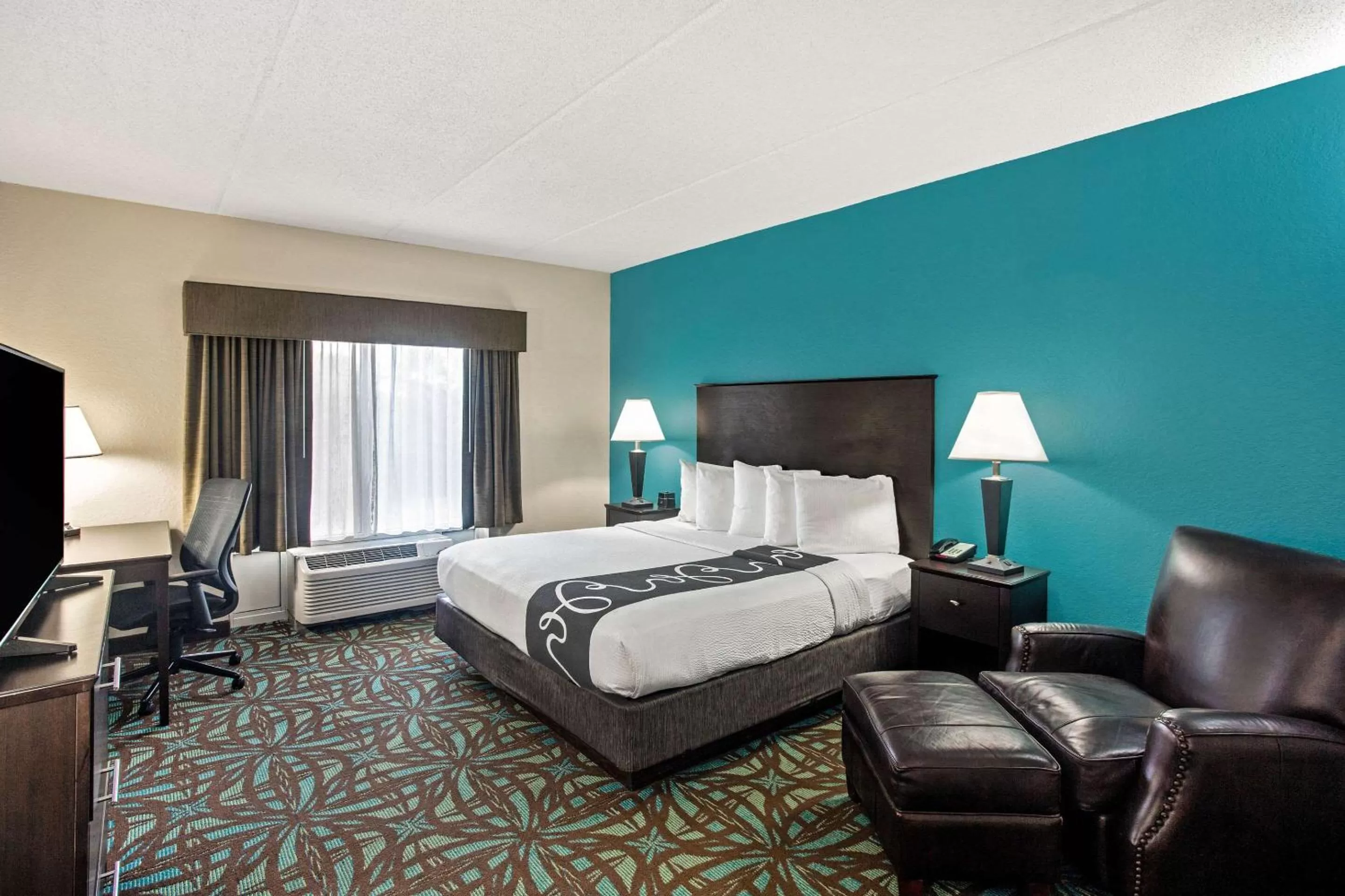Photo of the whole room, Bed in Comfort Inn & Suites Sarasota I75