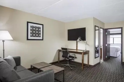 TV/Entertainment Center in Four Points by Sheraton Milwaukee Airport