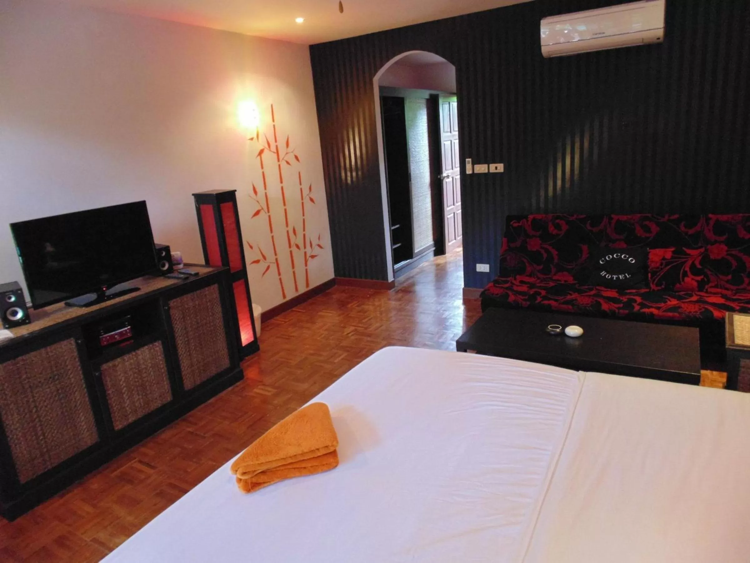 Photo of the whole room, Bed in Cocco Resort