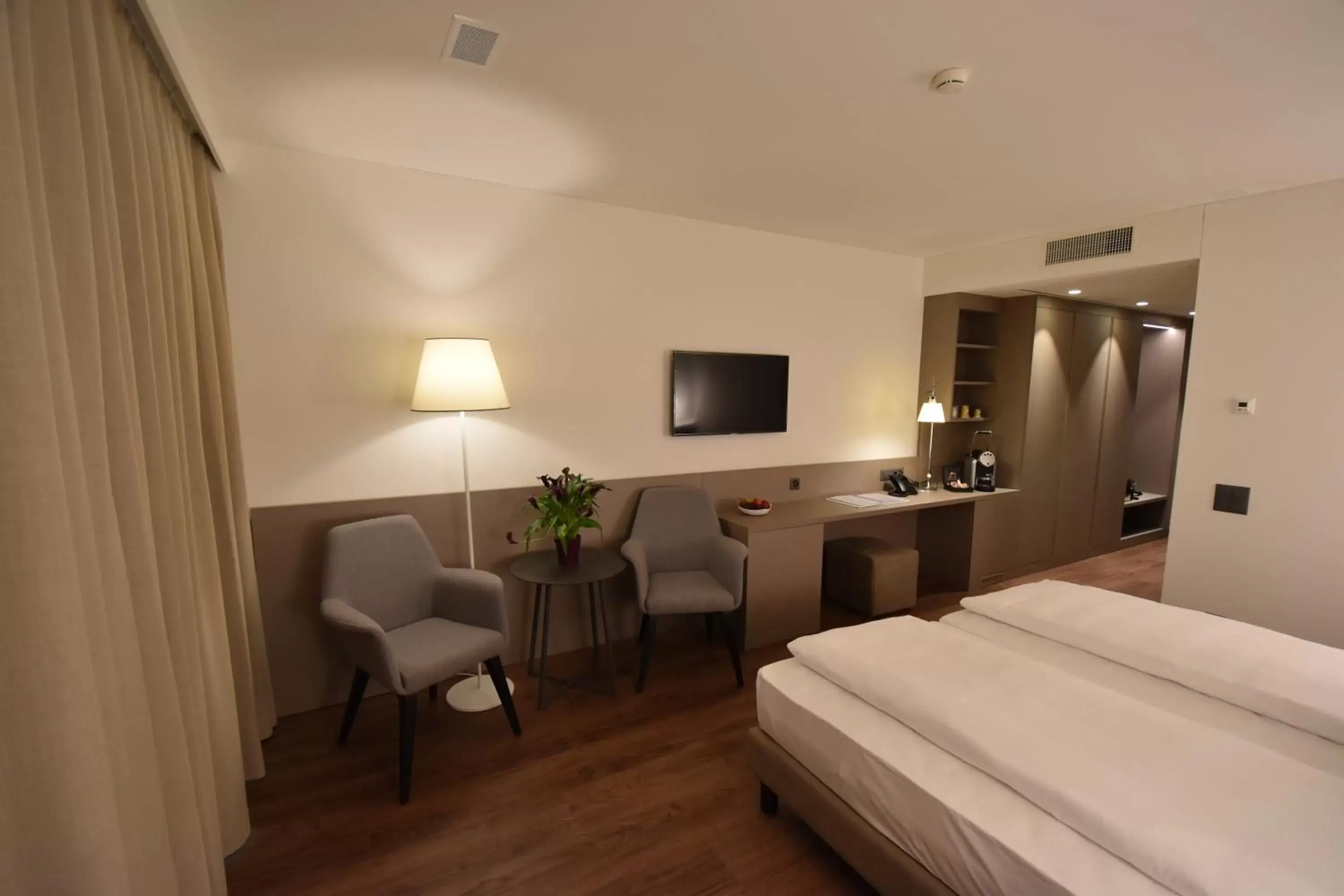 Bedroom, TV/Entertainment Center in Hotel Lago Maggiore - Welcome!