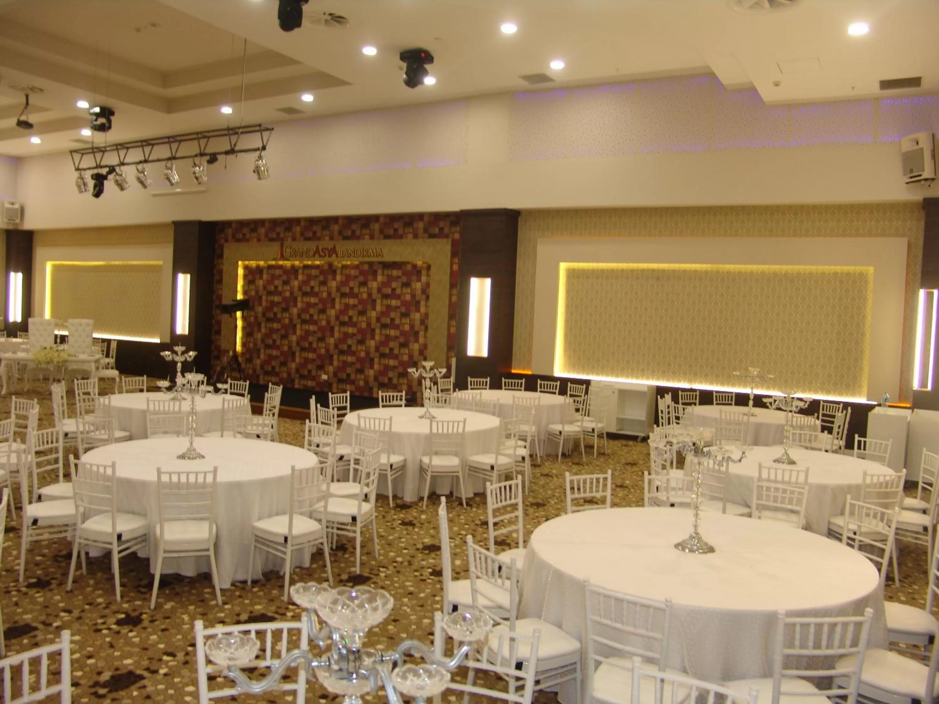 Restaurant/places to eat in Grand Asya Hotel