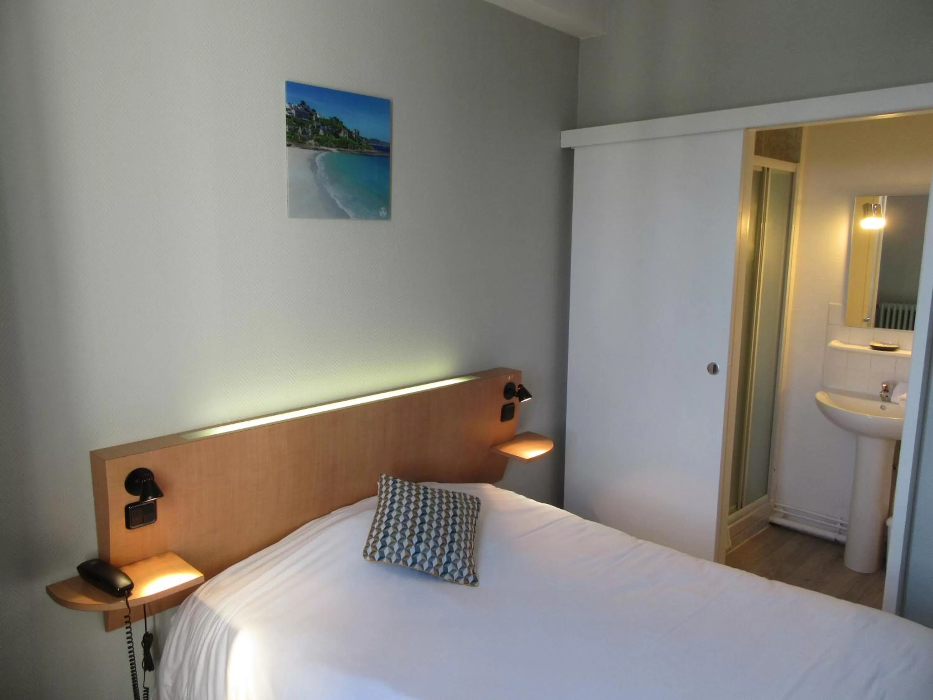 Bed in Contact Hotel de France