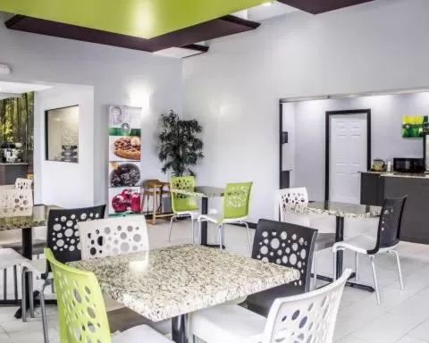 Breakfast in Quality Suites Tulsa I-44