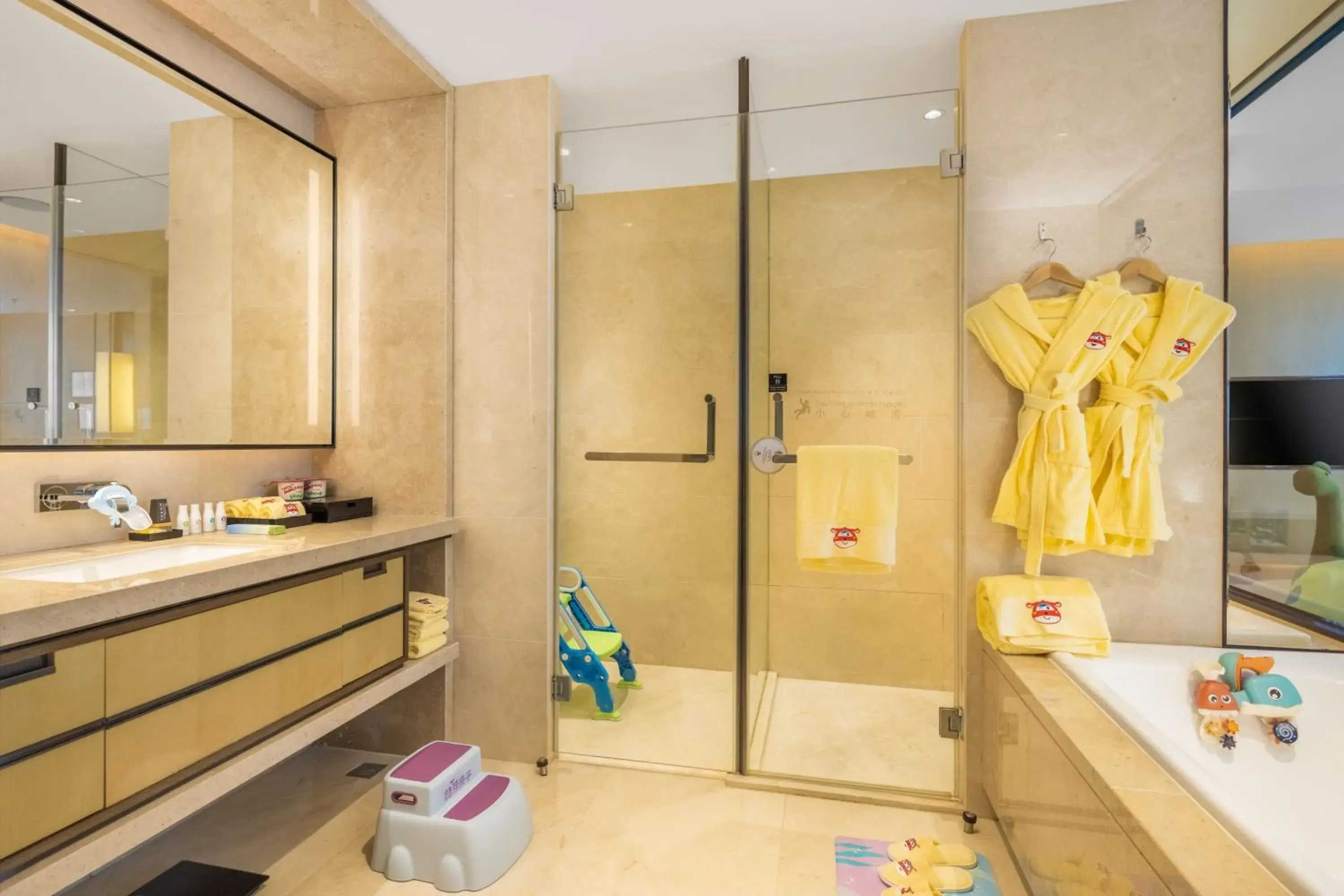 Photo of the whole room, Bathroom in Chengdu Marriott Hotel Financial Centre