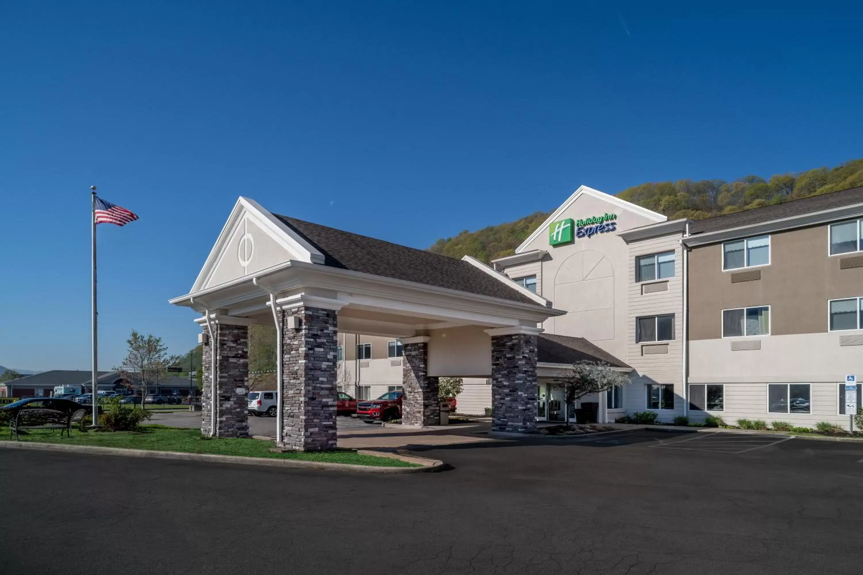 Property Building in Holiday Inn Express - Charleston/Kanawha City, an IHG Hotel