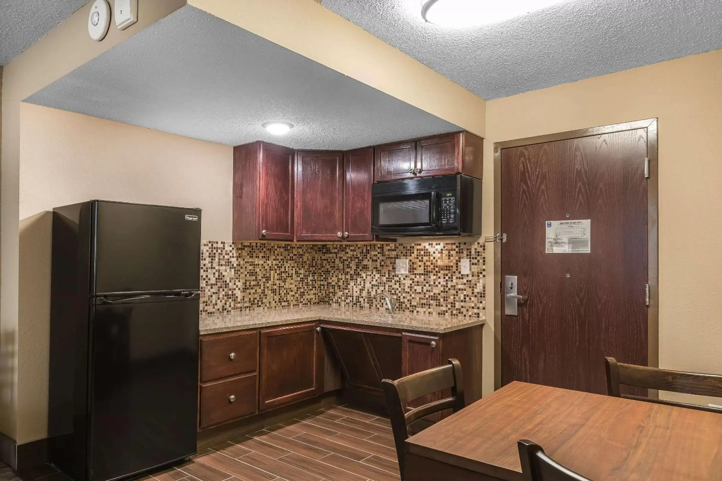 Photo of the whole room, Kitchen/Kitchenette in Comfort Inn Bay City - Riverfront
