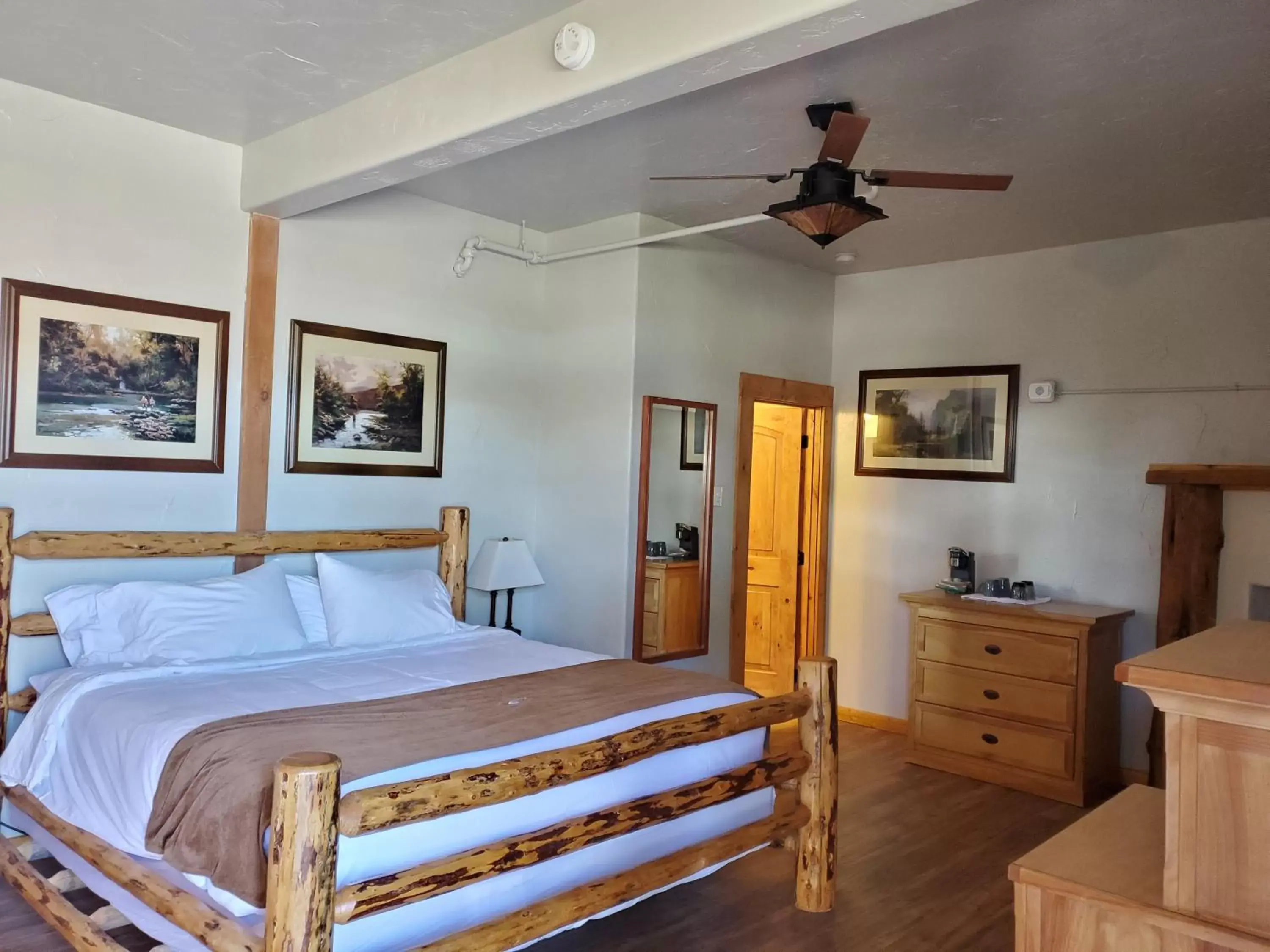 Bedroom, Bed in Buffalo Lodge of Bigfork