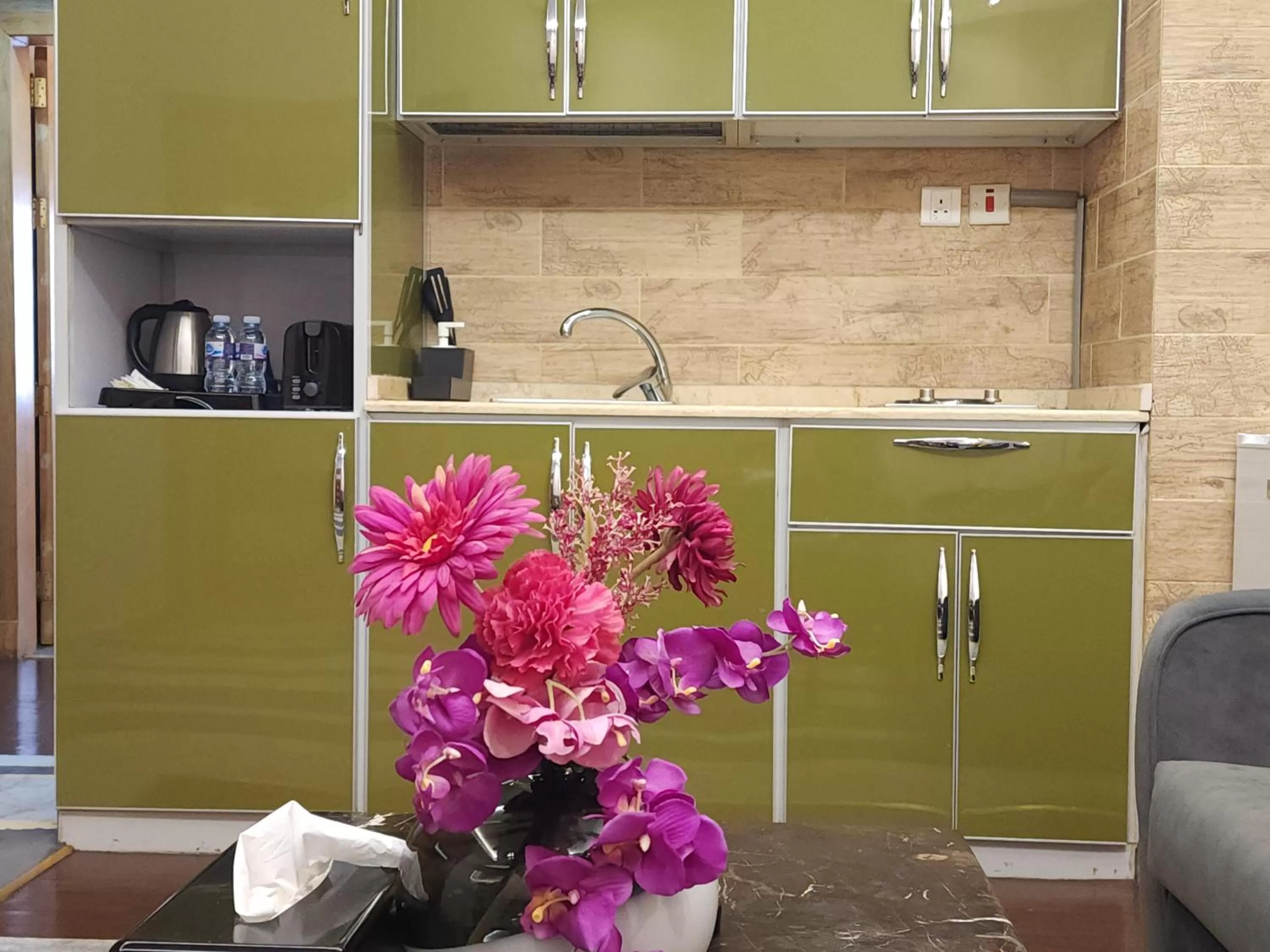 Kitchen or kitchenette in شاطيء الحياة للأجنحة الفندقية shaty alhayat