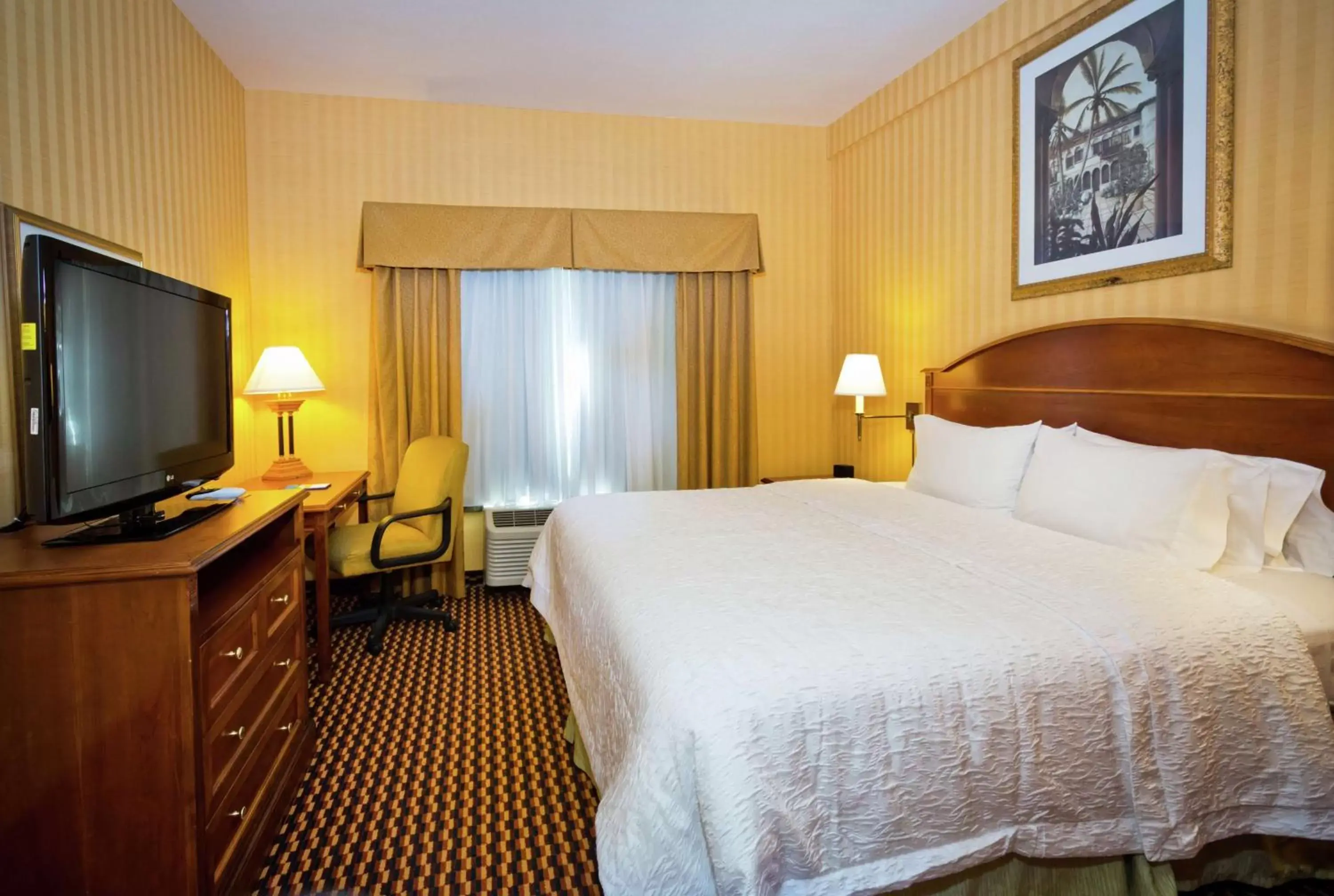 Bed in Hampton Inn & Suites Sacramento-Auburn Boulevard