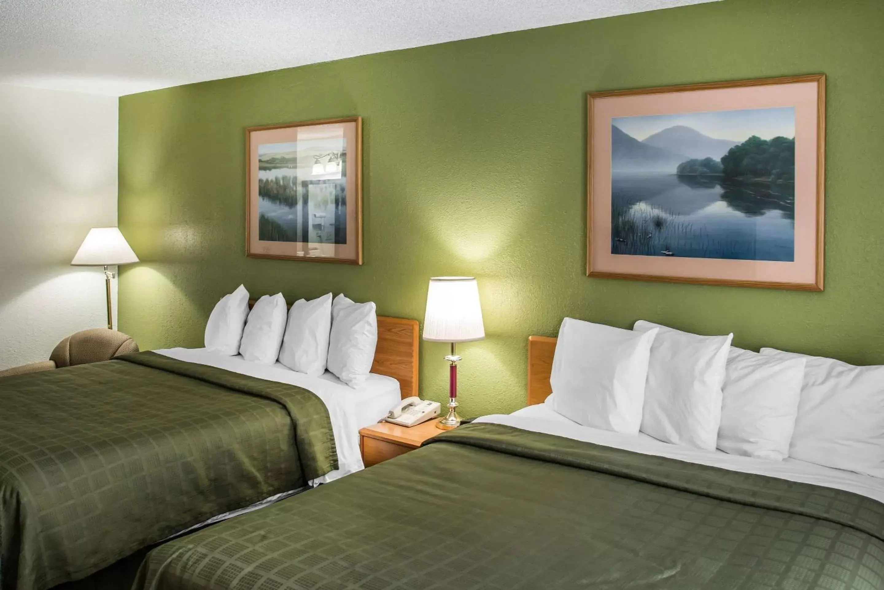 Photo of the whole room, Bed in Hudson Inn & Suites