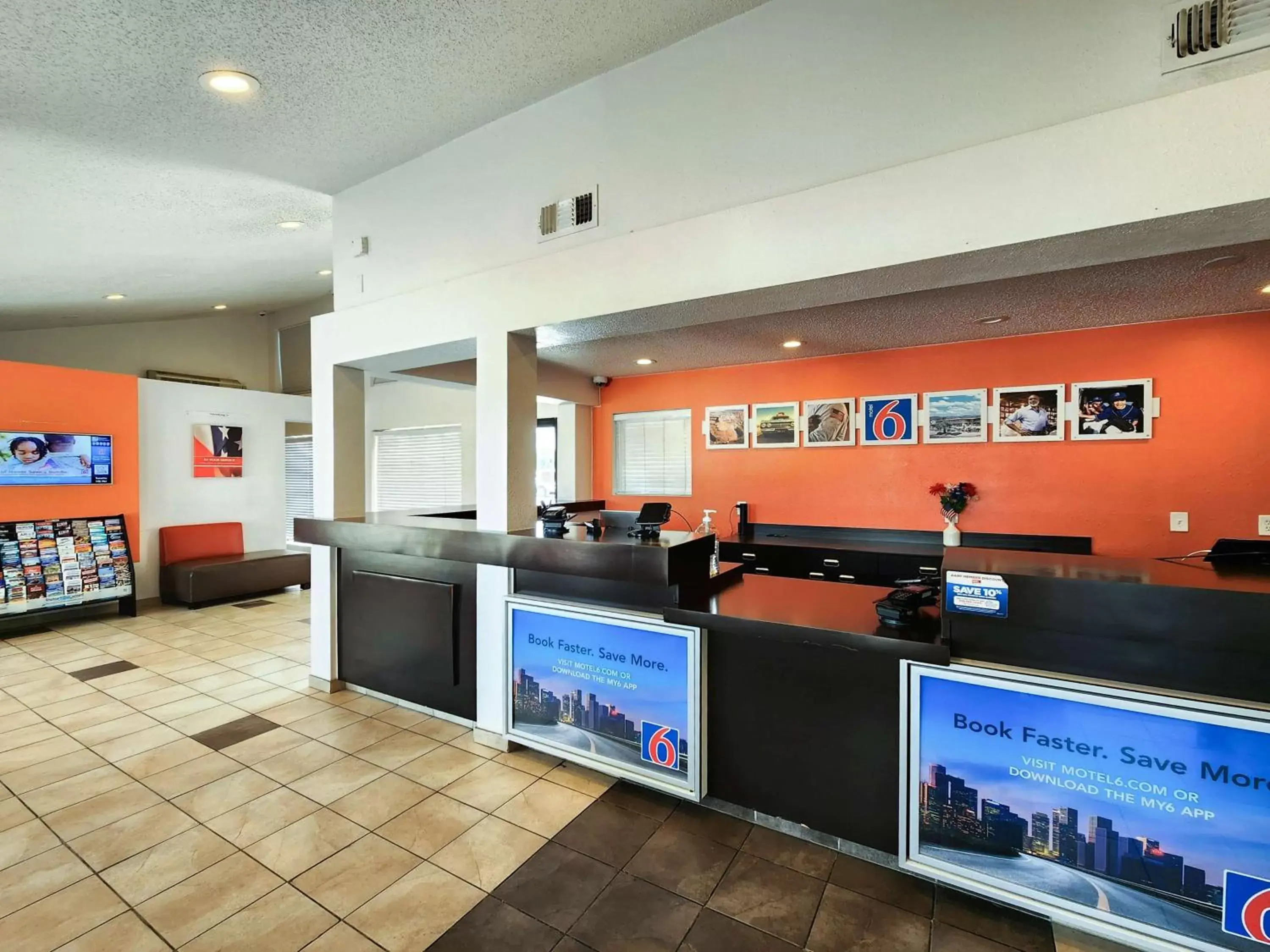 Lobby or reception in Motel 6-Baytown, TX - Baytown East