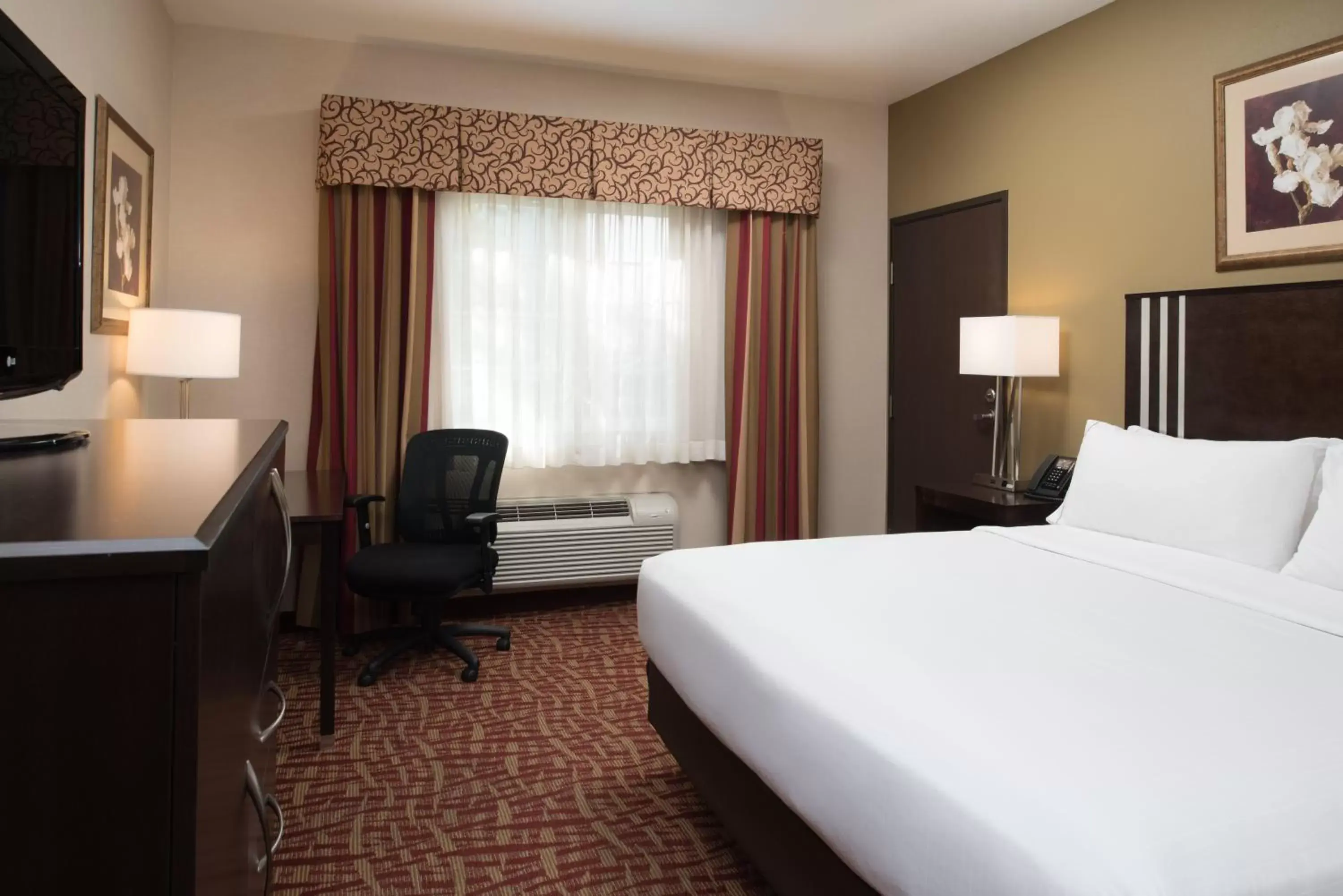 Photo of the whole room, Bed in Holiday Inn Express Spokane-Valley, an IHG Hotel