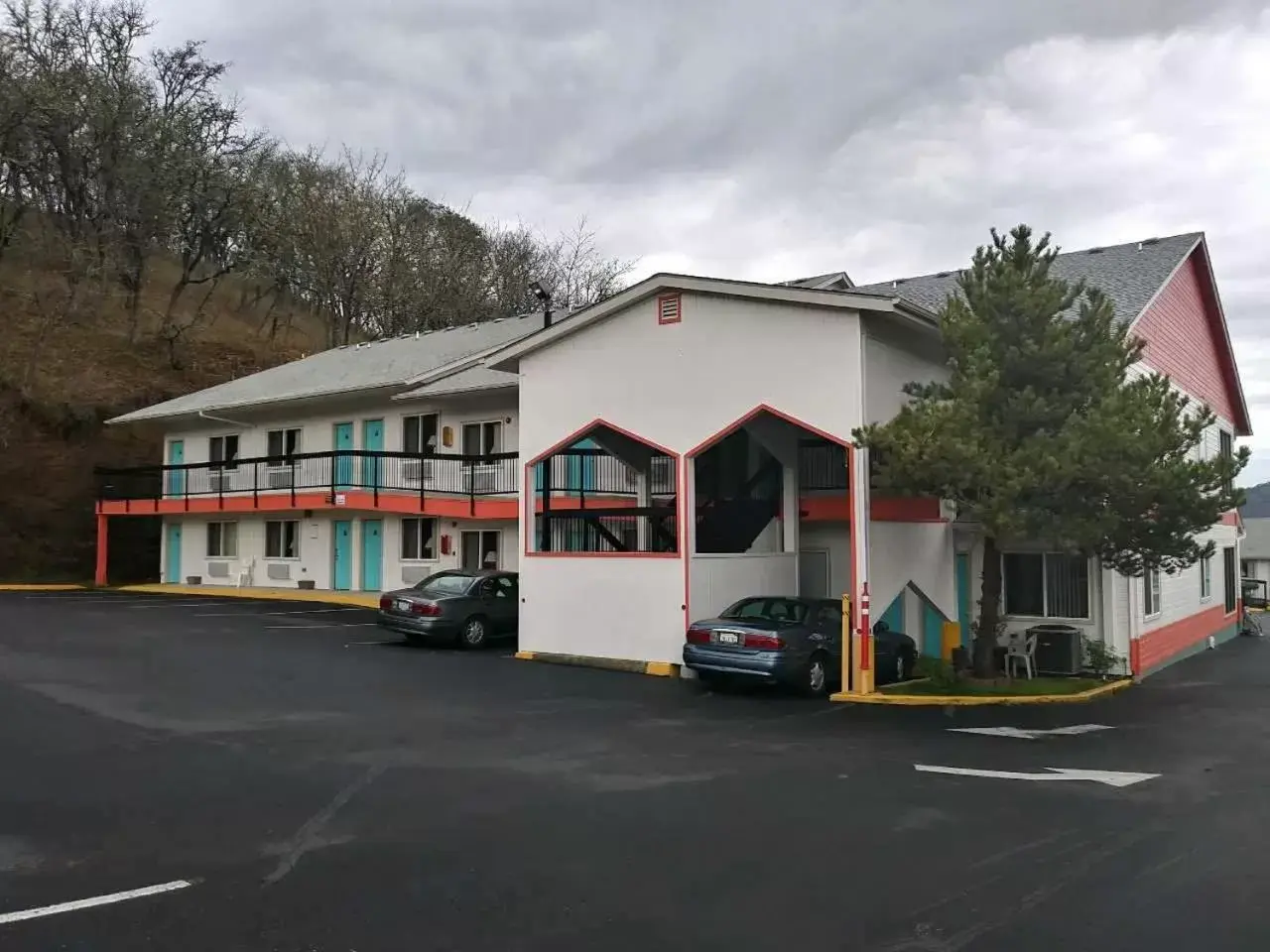 Property Building in Howard Johnson by Wyndham Roseburg