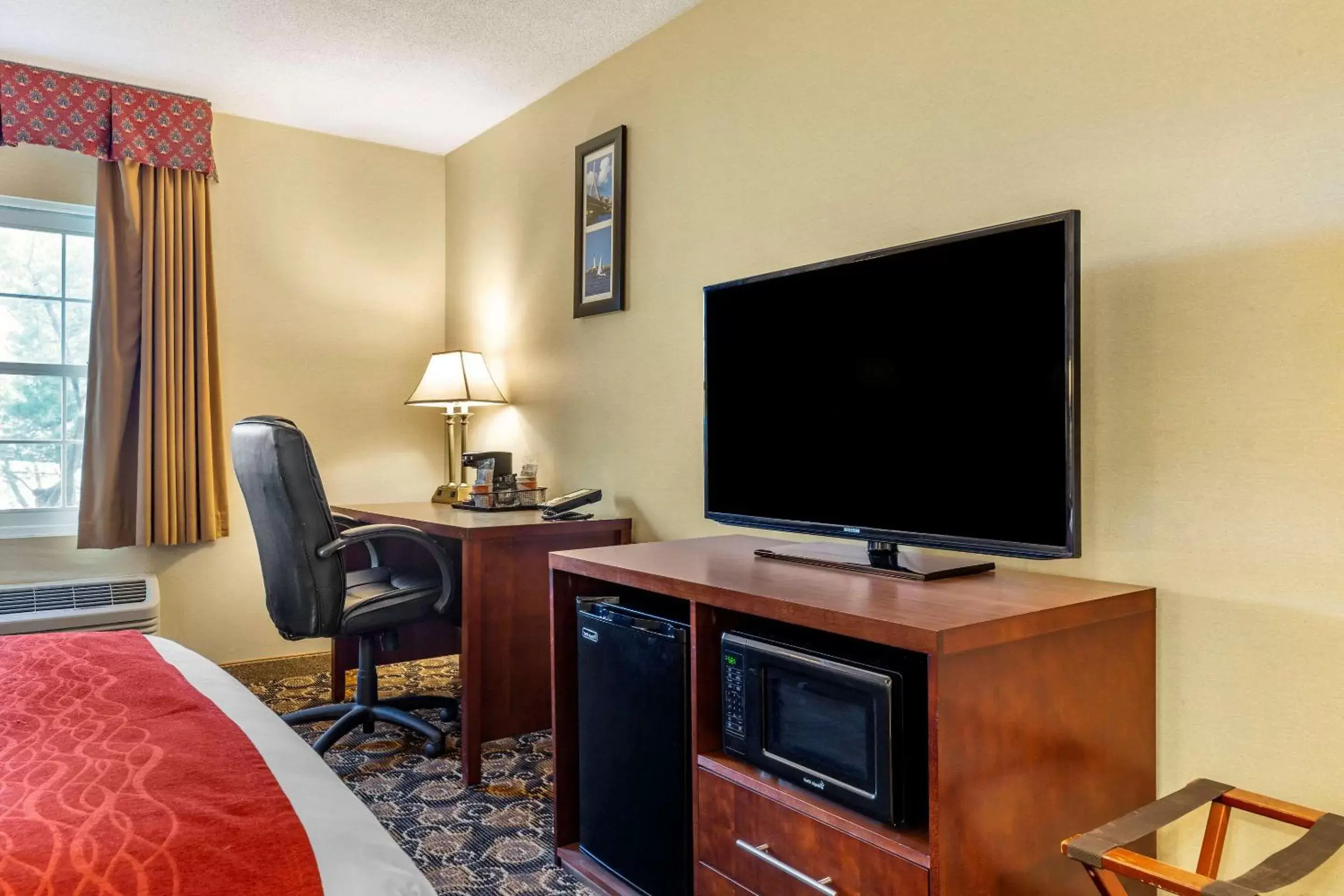 Photo of the whole room, TV/Entertainment Center in Comfort Inn Rockland - Boston