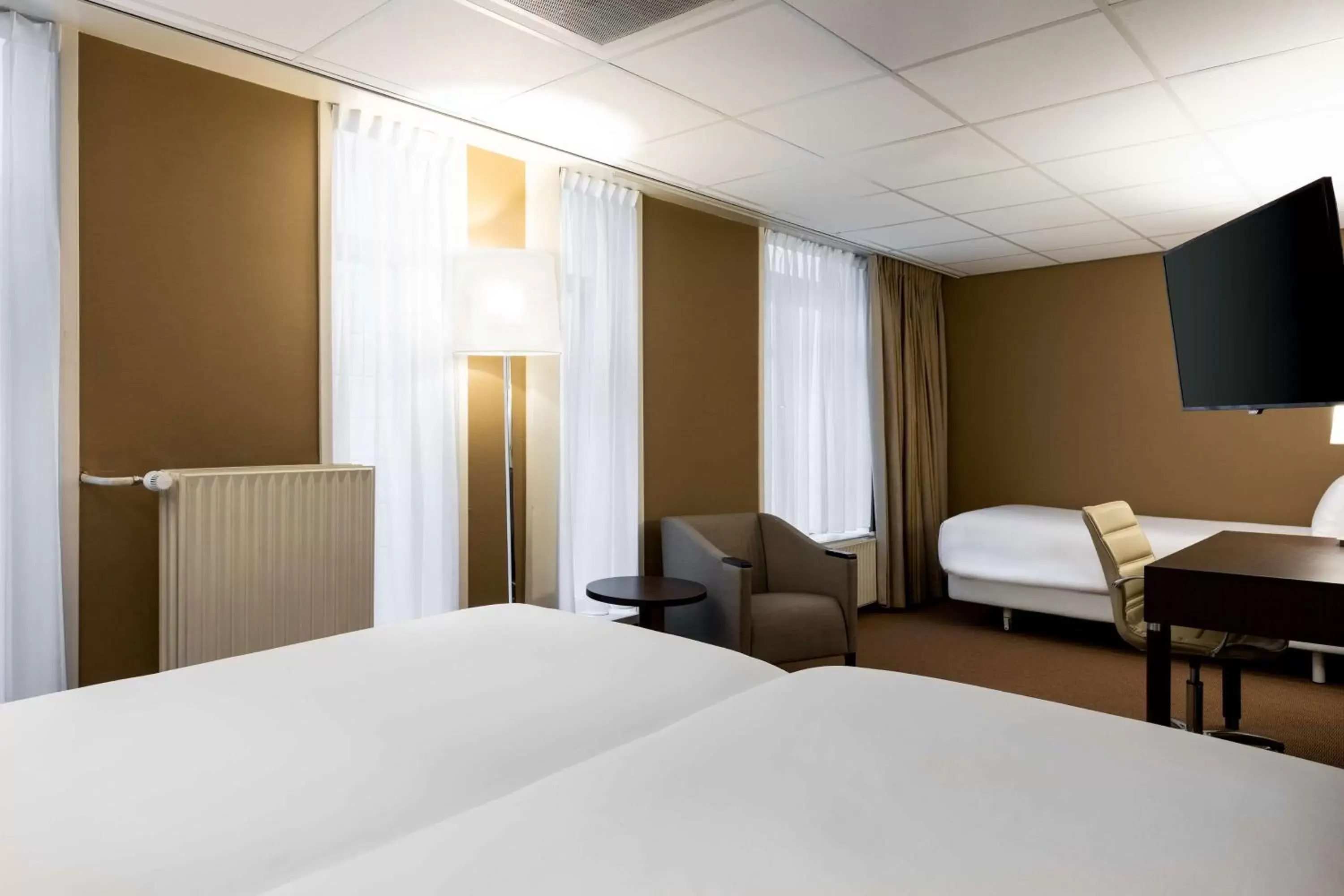 Photo of the whole room, Bed in NH Centre Utrecht Hotel