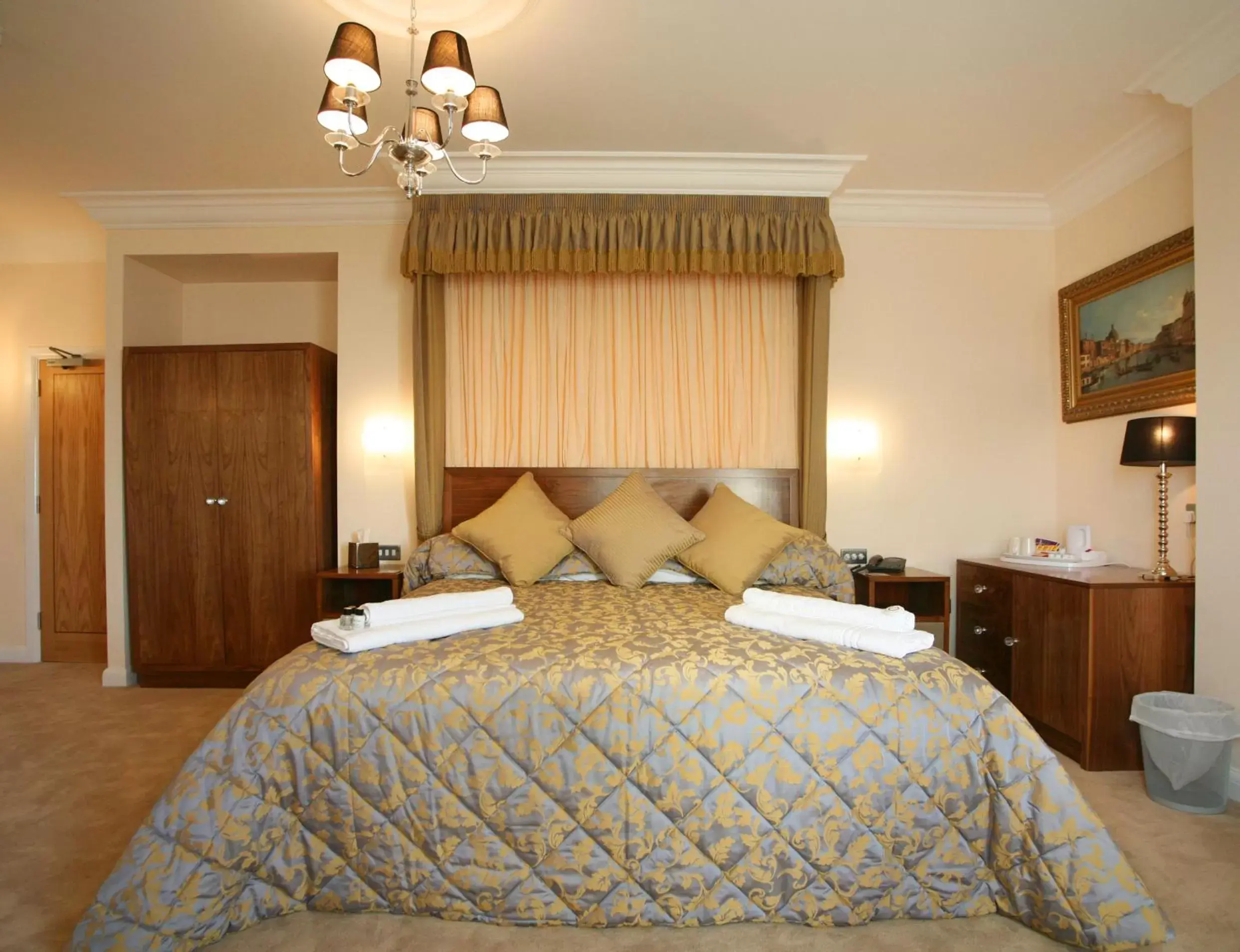 Bedroom, Bed in Legends Hotel