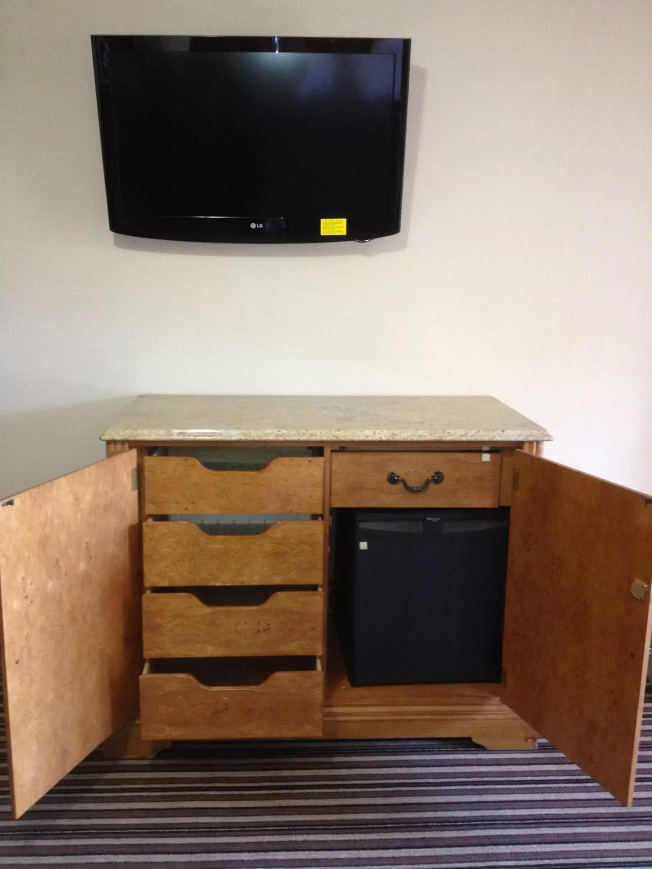 TV and multimedia, TV/Entertainment Center in Executive Inn Snyder