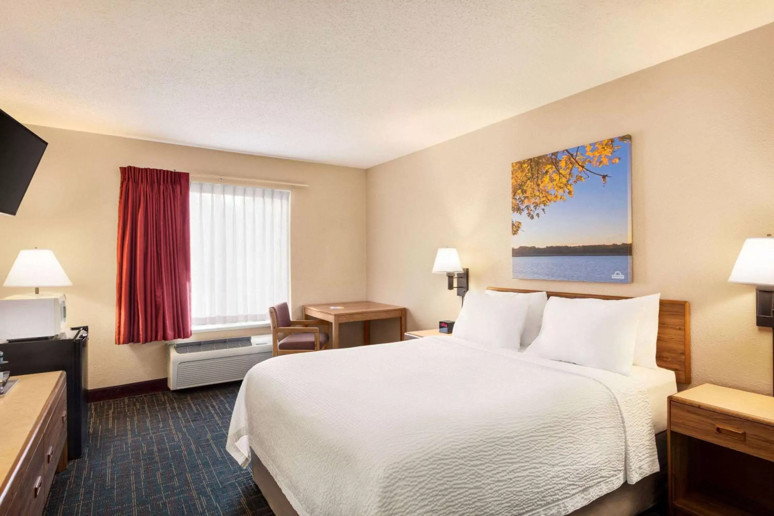 Photo of the whole room, Bed in Days Inn by Wyndham Hurley