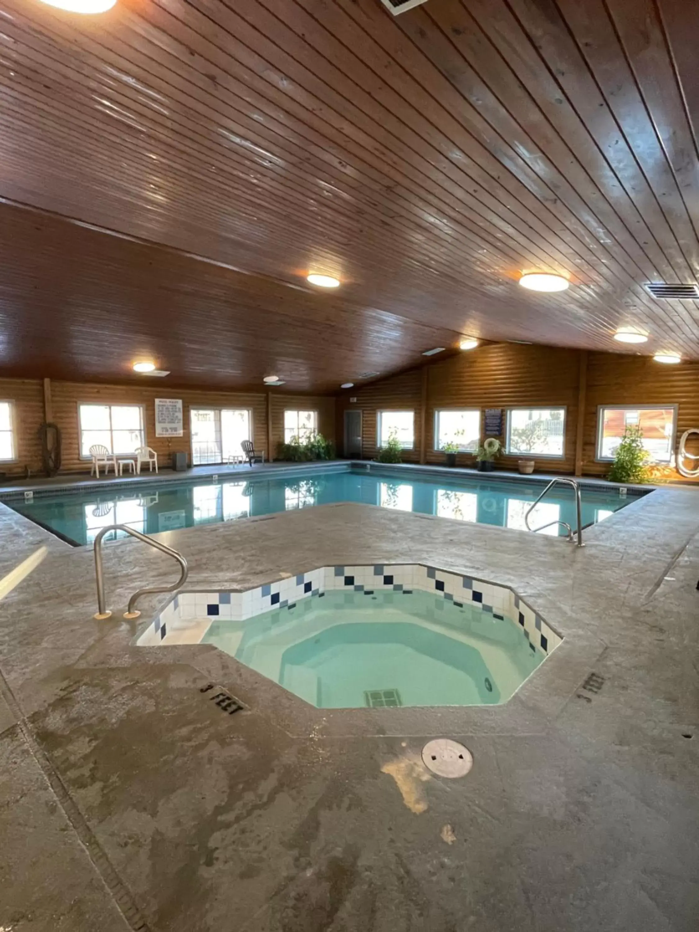 Hot Tub, Swimming Pool in Crown Lake Resort & RV