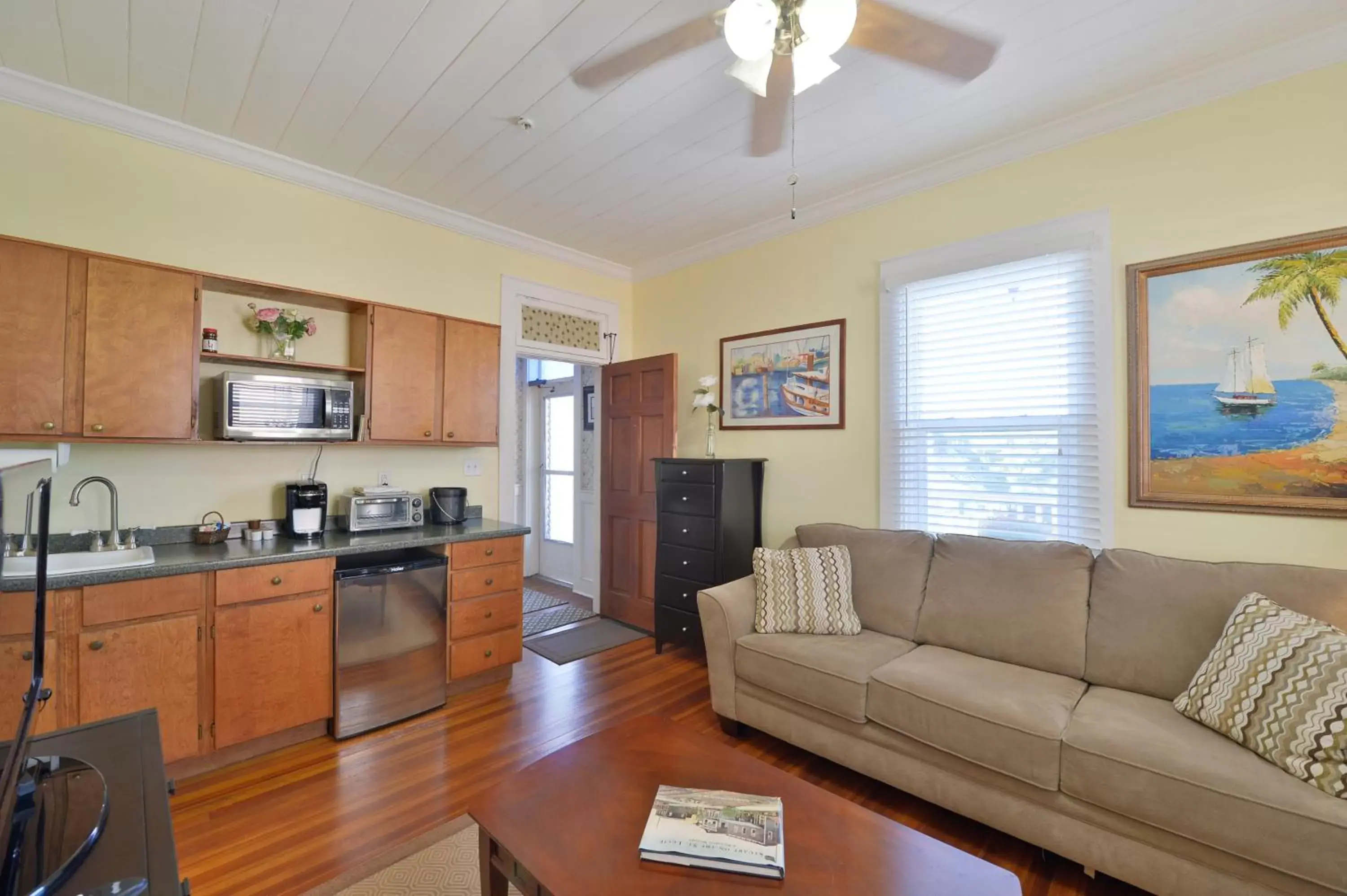 Kitchen or kitchenette, Seating Area in Old Colorado Inn