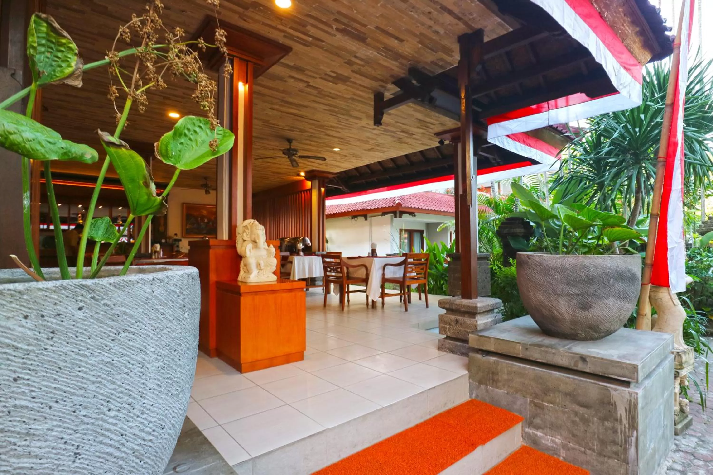 Restaurant/places to eat in Hotel Sinar Bali Legian