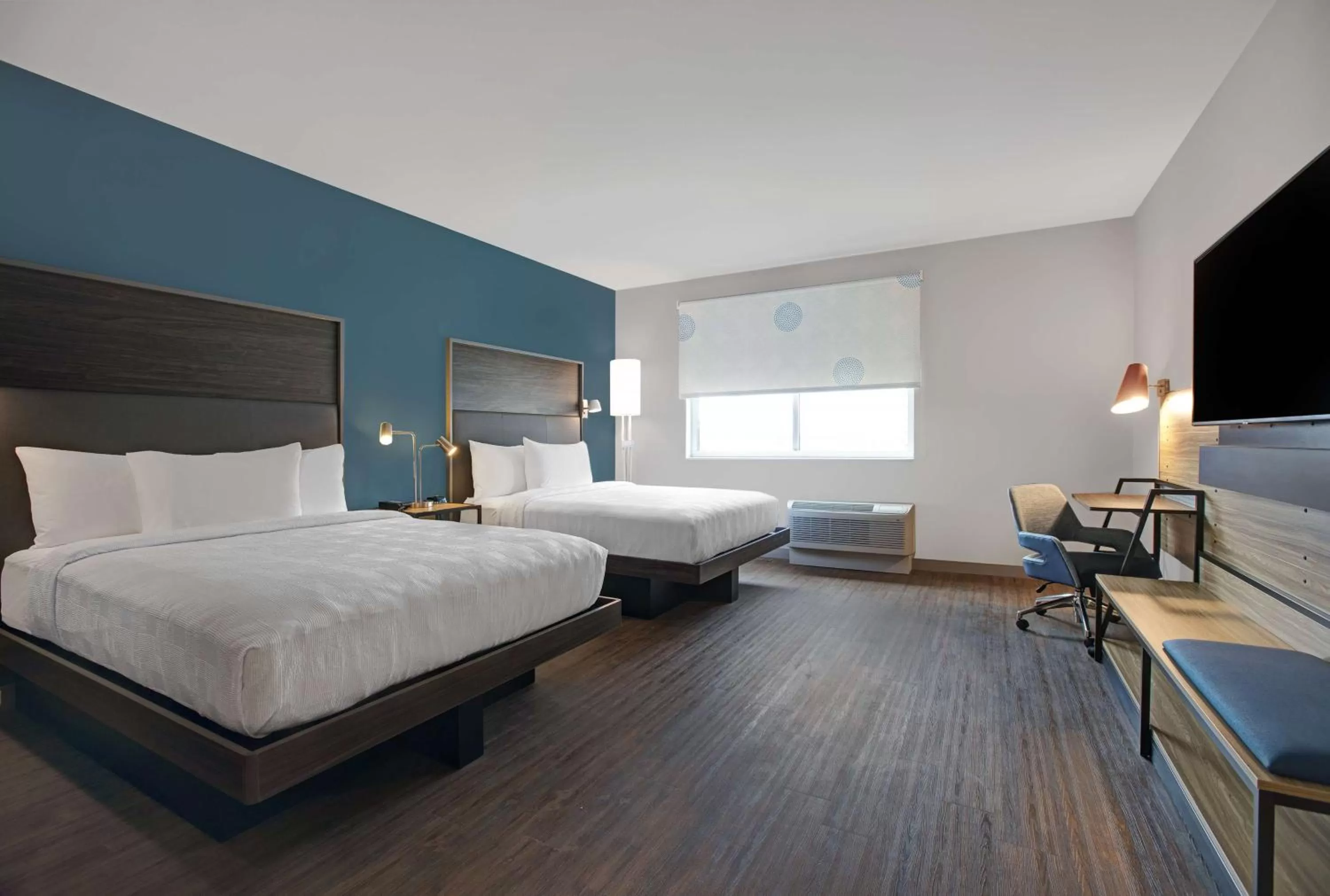 Bed in Tru By Hilton Milwaukee Downtown, WI