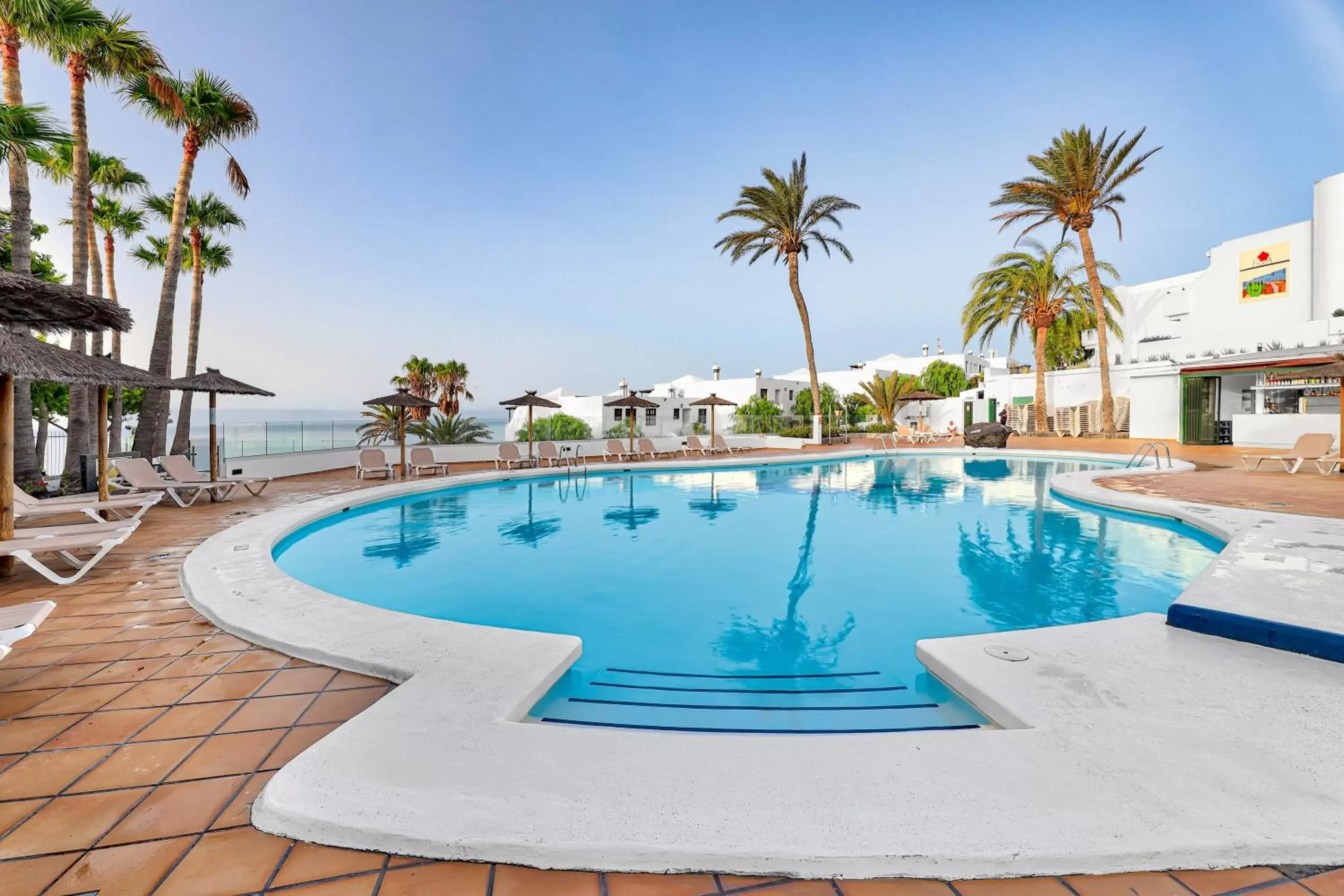 Swimming pool in Hotel THB Flora Swimming pool in Hotel THB Flora