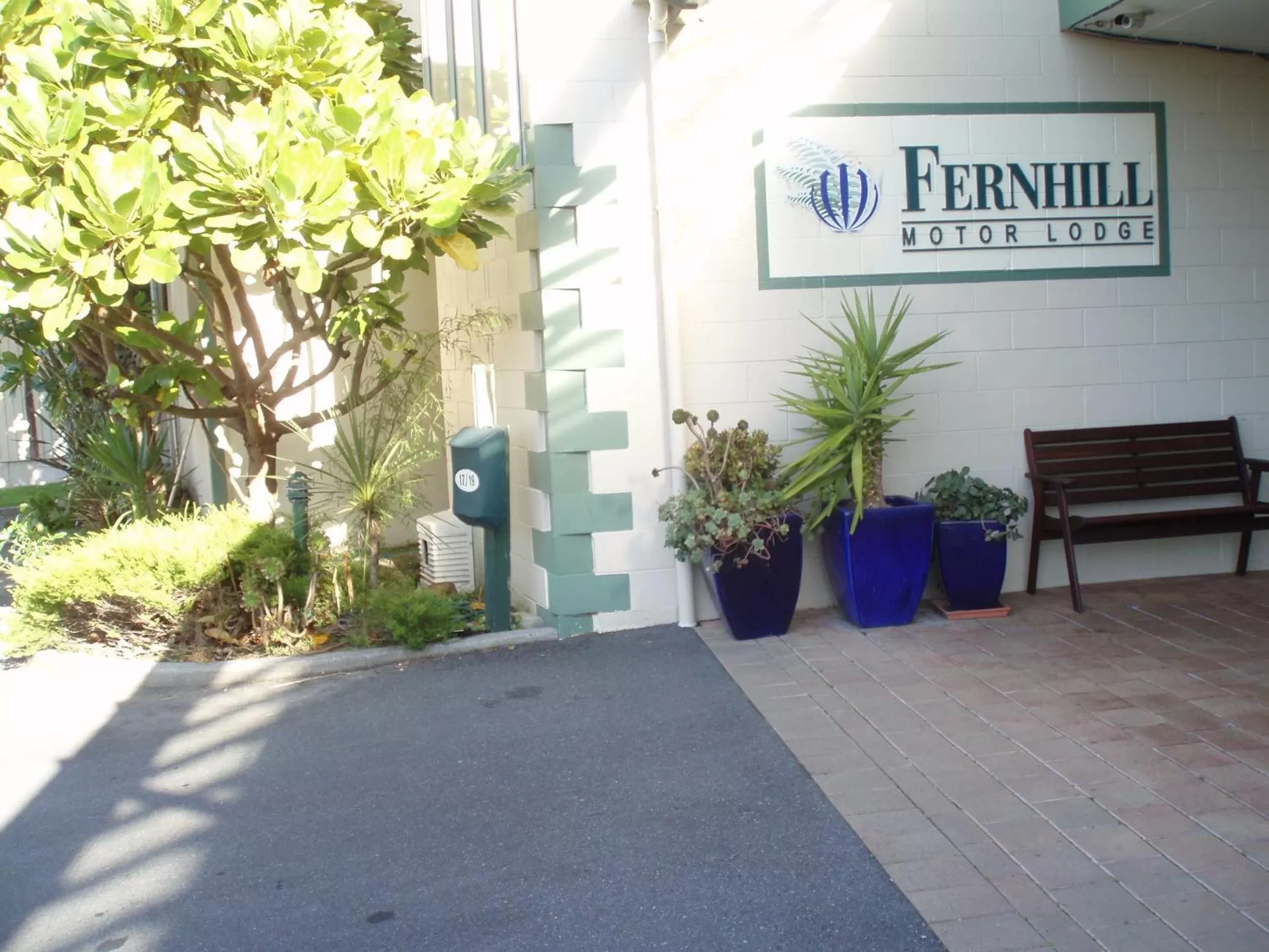 Facade/entrance in Fernhill Motor Lodge