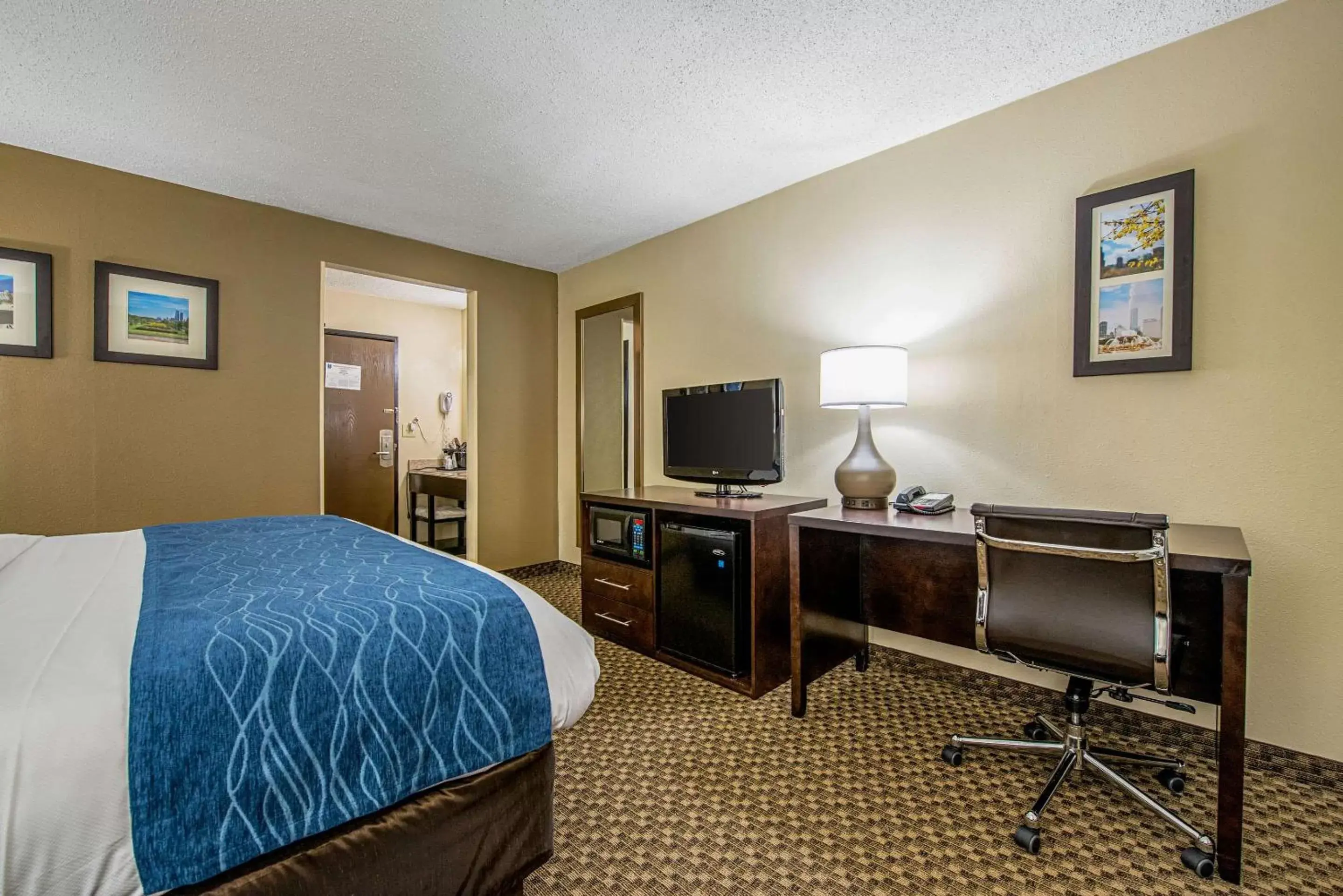 Photo of the whole room, TV/Entertainment Center in Comfort Inn Matteson - Chicago