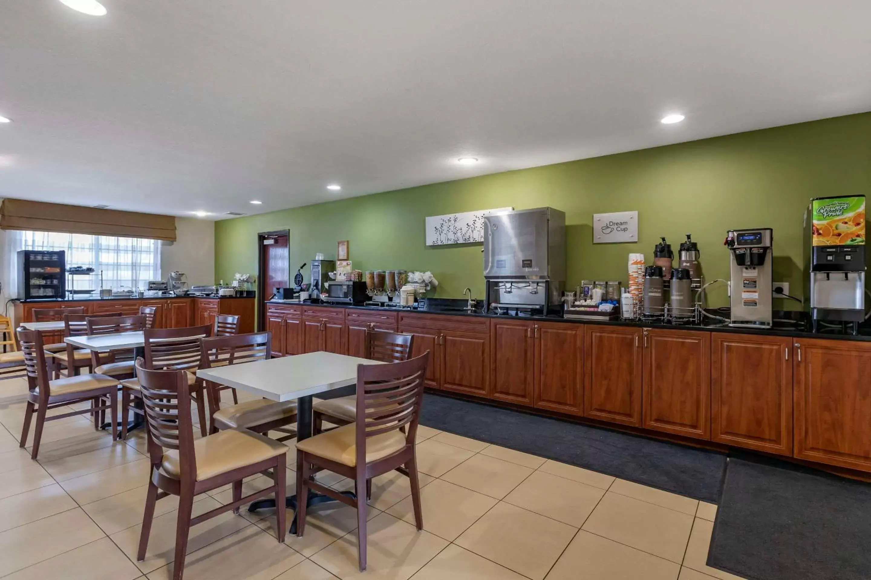 Breakfast, Restaurant/Places to Eat in Sleep Inn & Suites Pleasant Hill - Des Moines