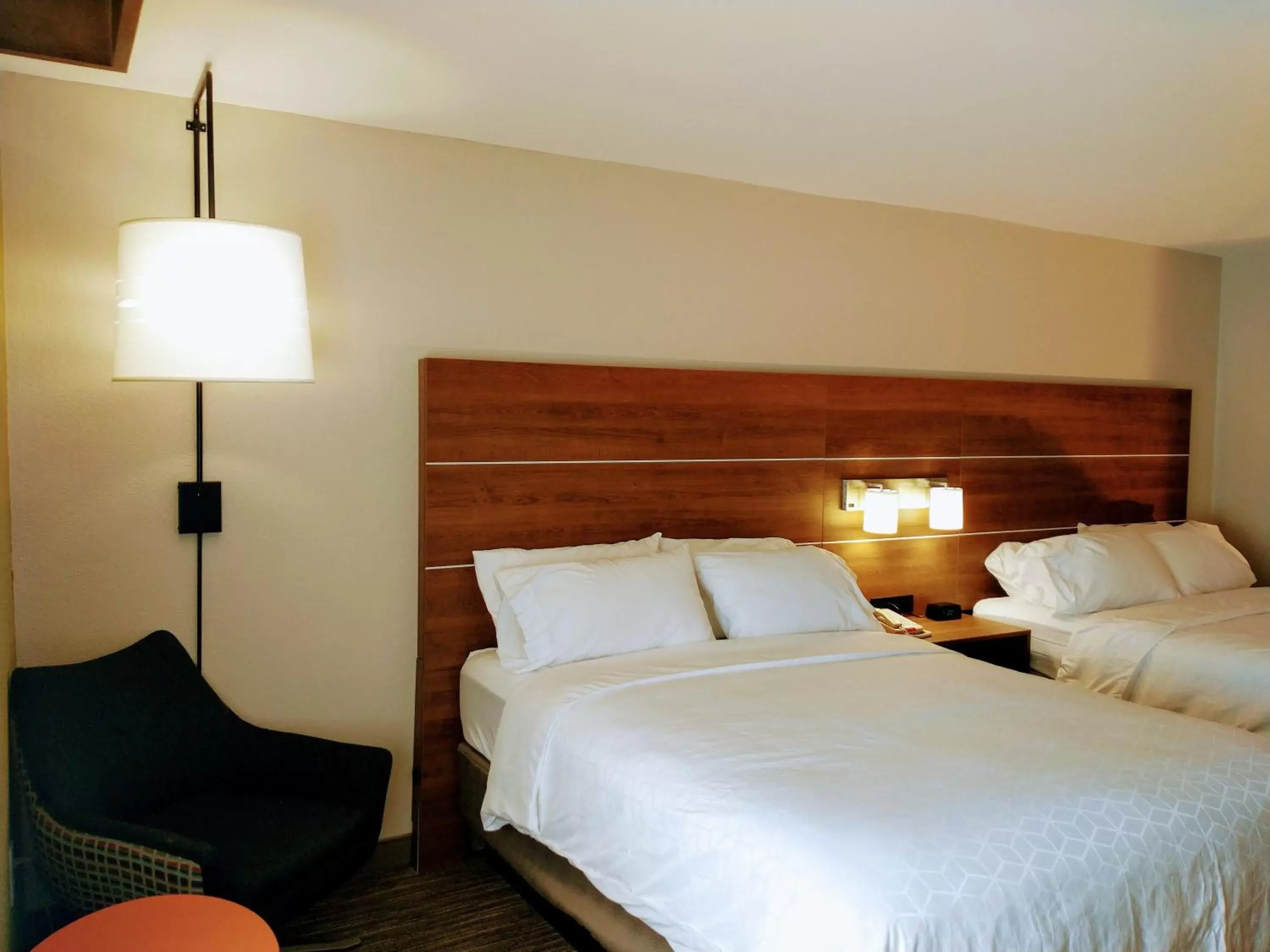 Photo of the whole room, Bed in Holiday Inn Express Hotel & Suites Madison, an IHG Hotel