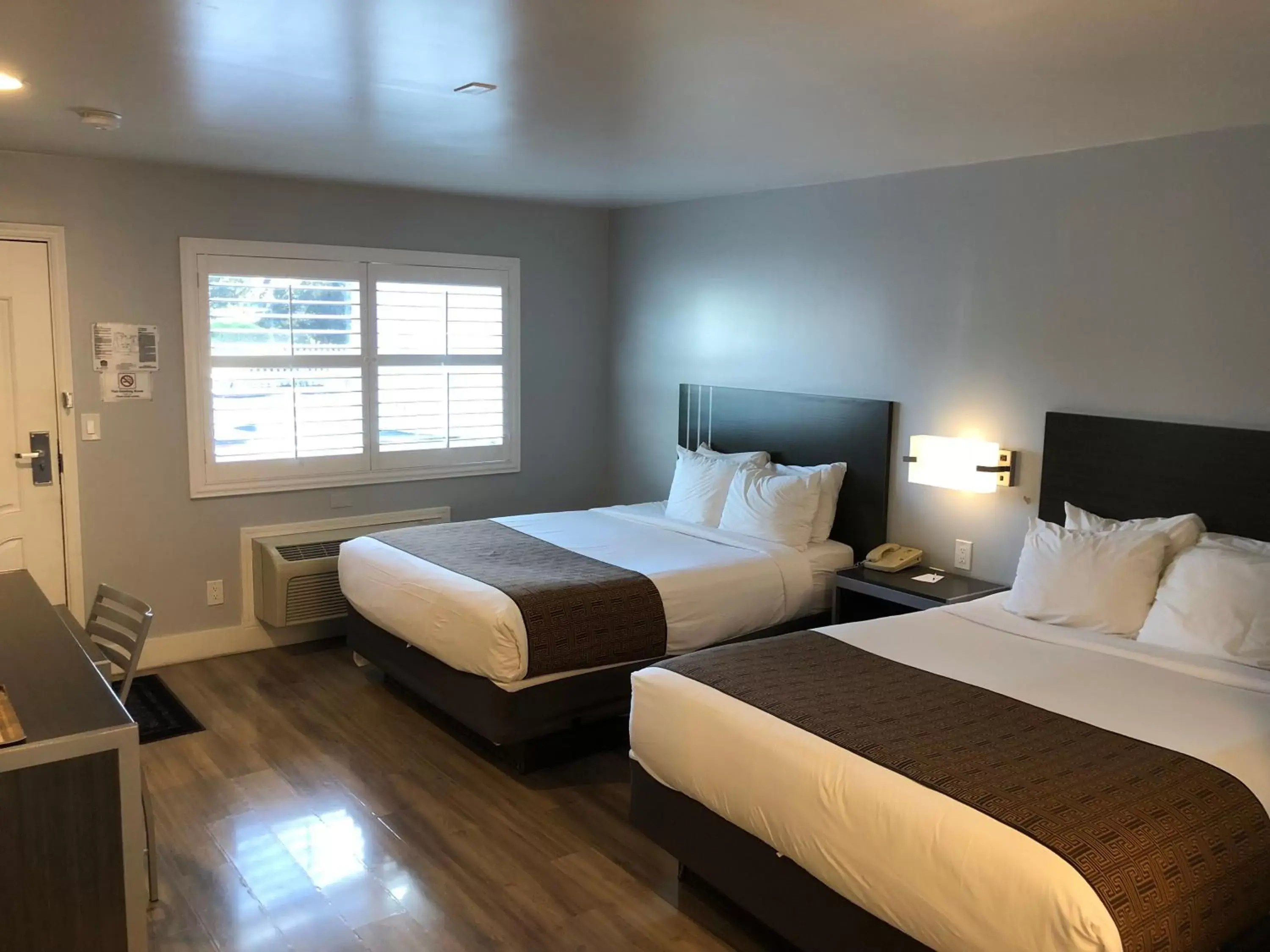 Bedroom, Bed in Pacific Inn Monterey