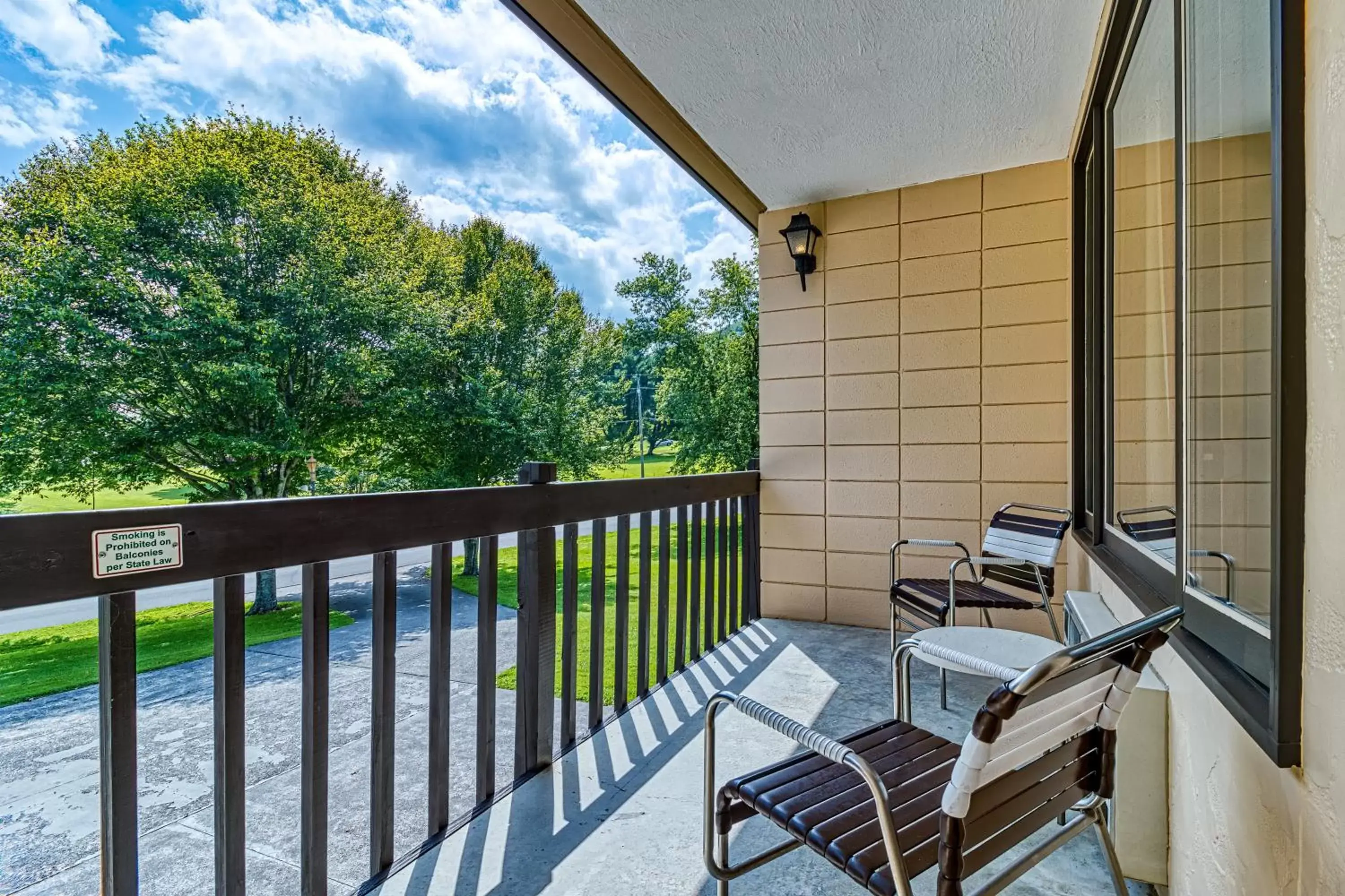 Property building, Balcony/Terrace in Highland Manor Inn