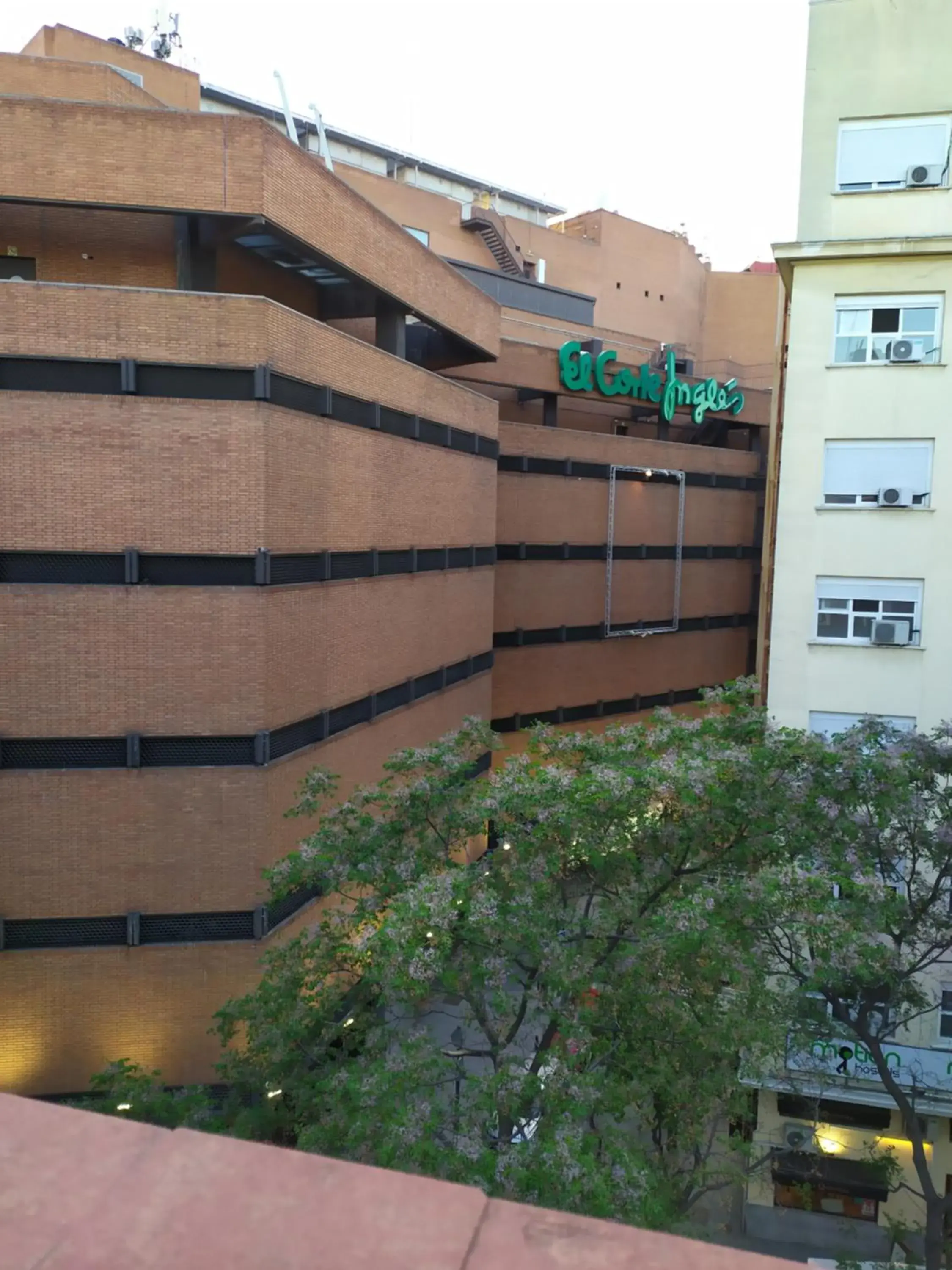 Property building in Hostal Inn Madrid
