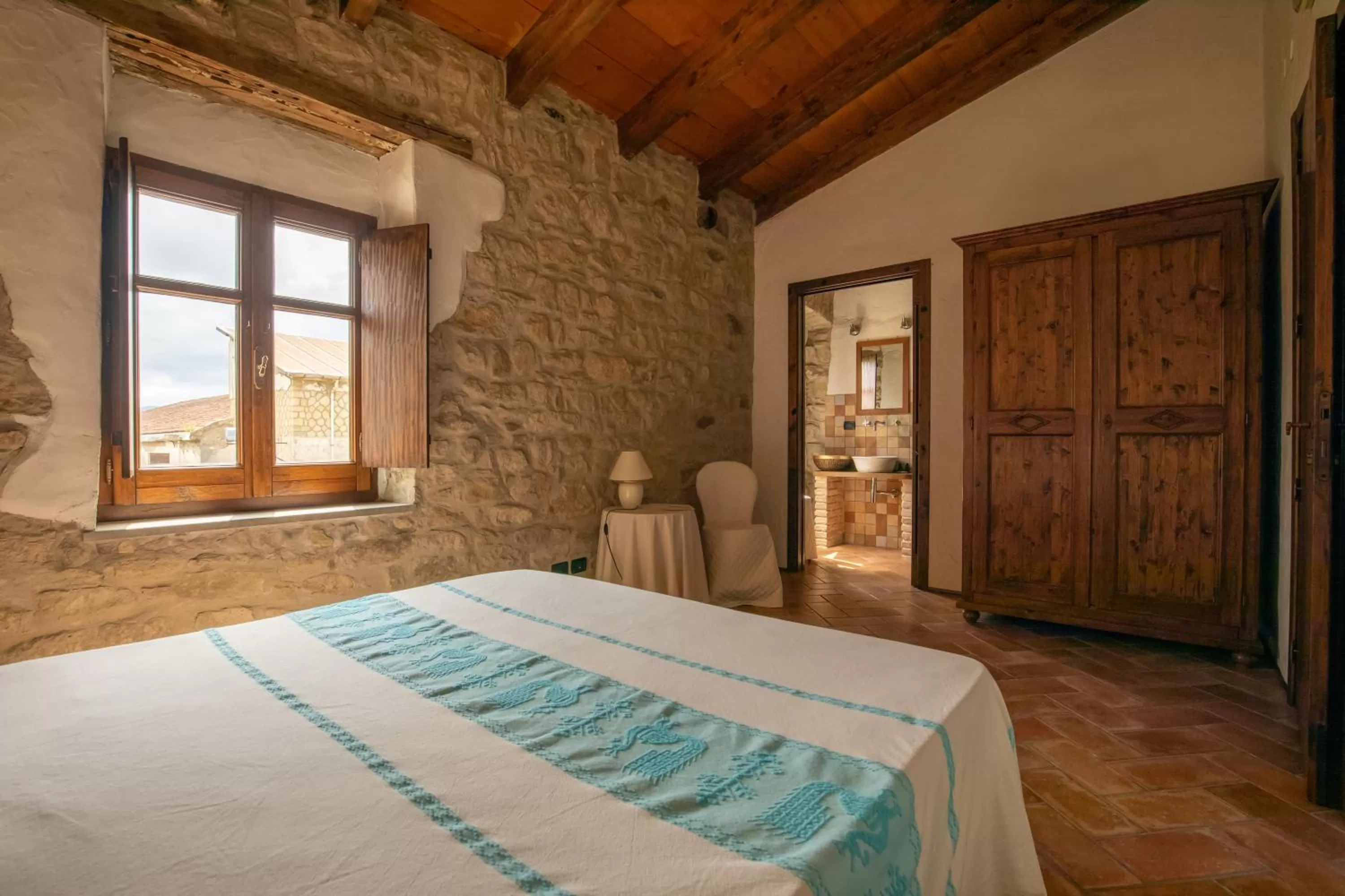 Bed in Hammam Rooms and Restaurant, Cagliari, Senorbí