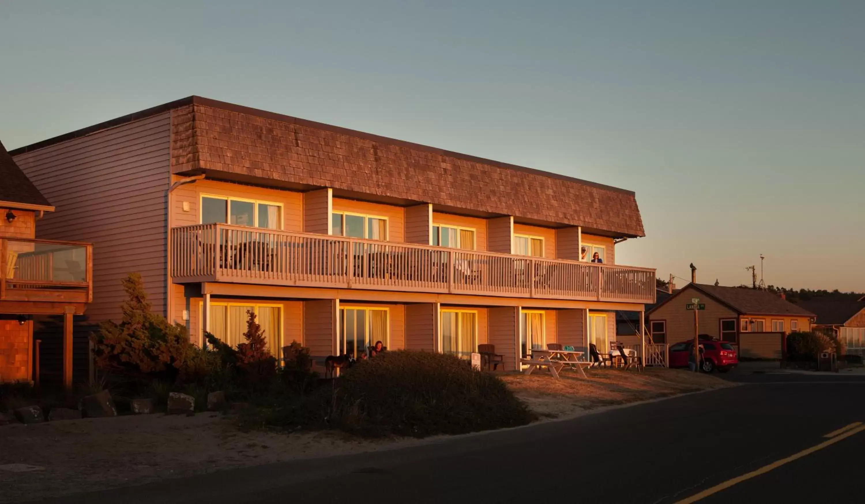 Patio, Property Building in Sunset Surf Motel