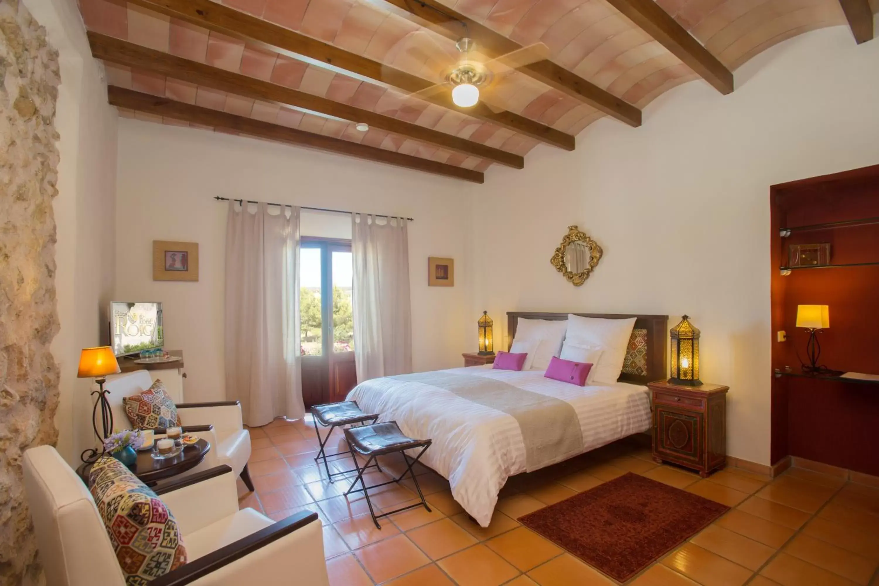 Photo of the whole room, Bed in Casa Font i Roig