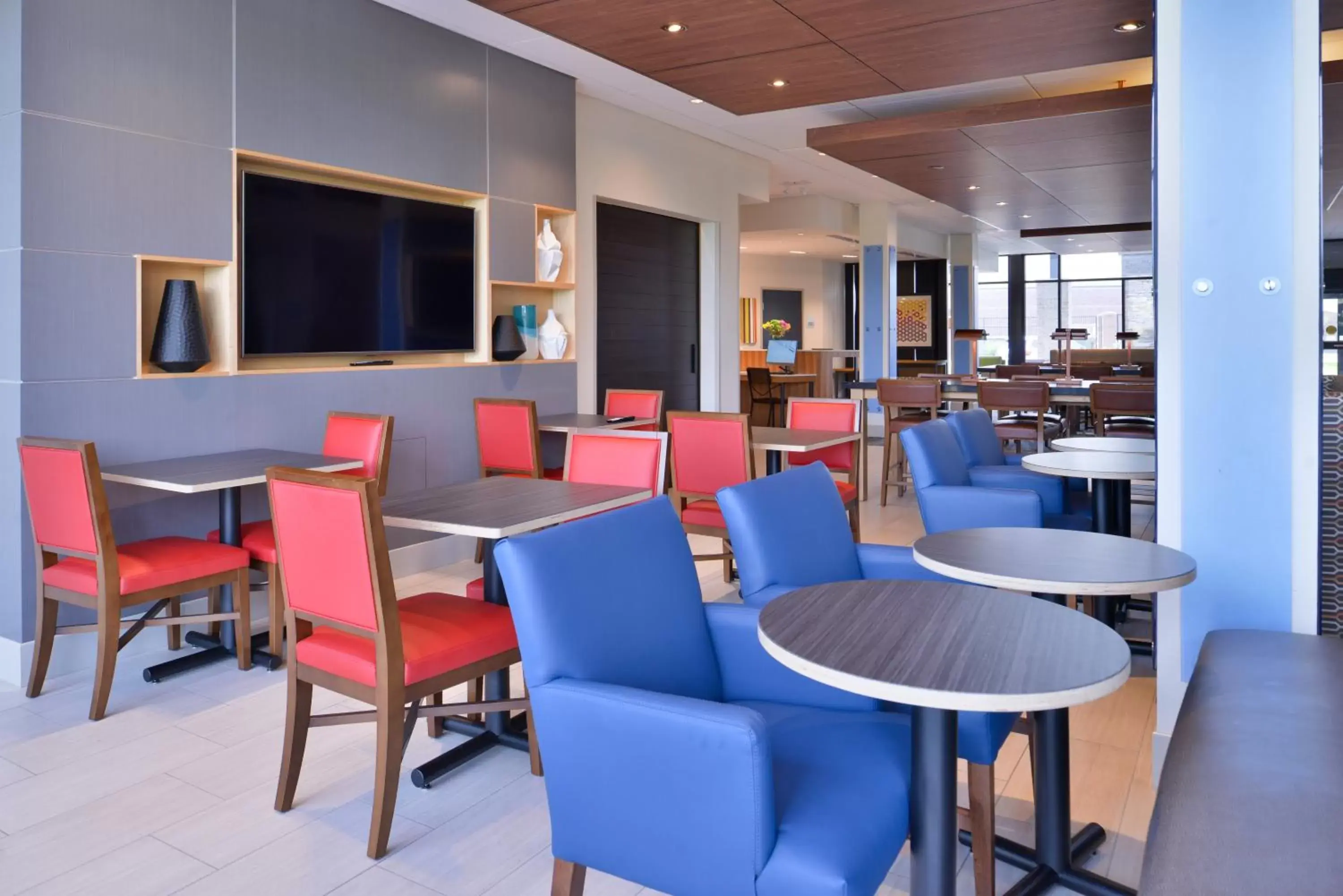 Breakfast, Lounge/Bar in Holiday Inn Express & Suites - Olathe West, an IHG Hotel