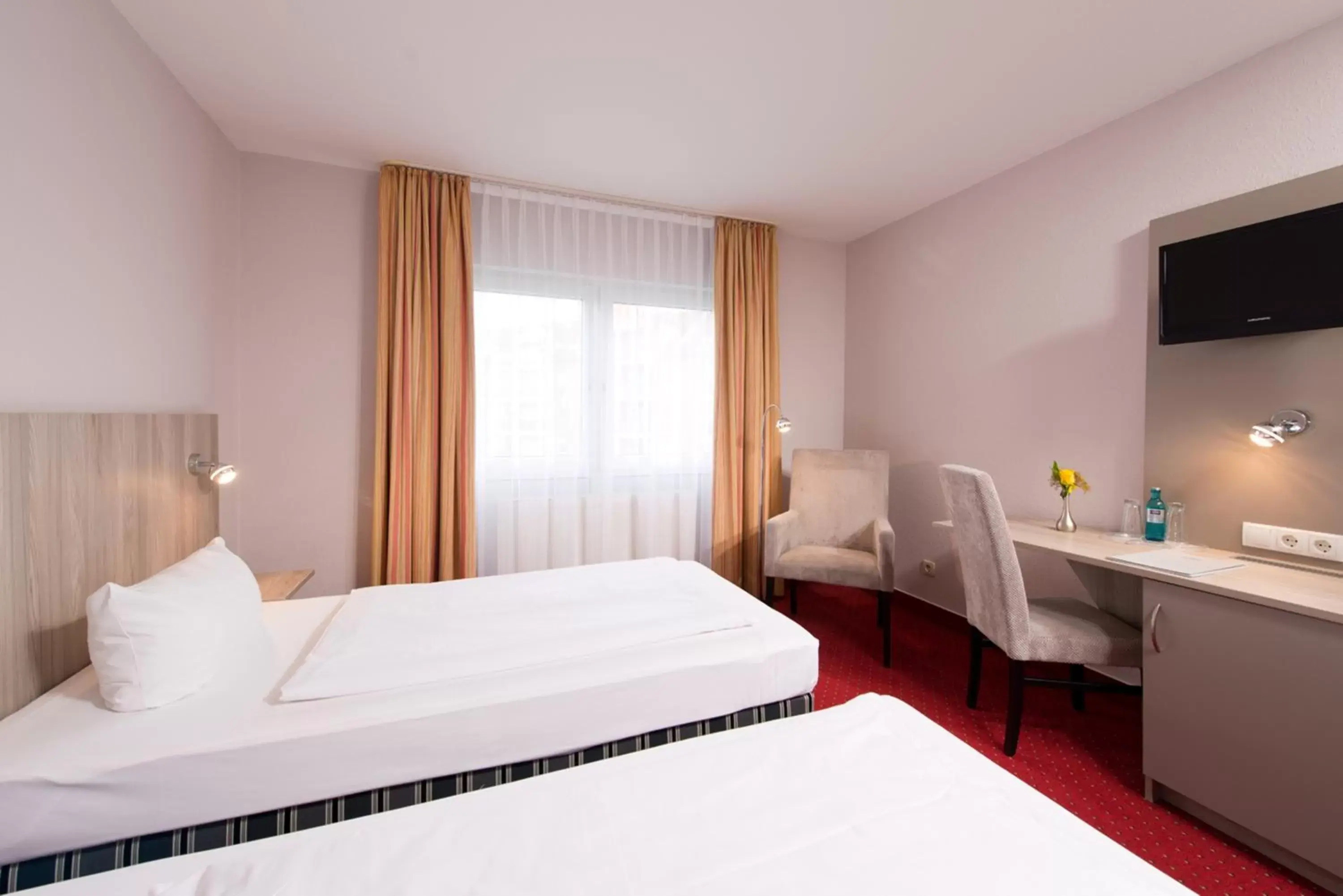 Photo of the whole room, Bed in ACHAT Hotel Frankenthal in der Pfalz